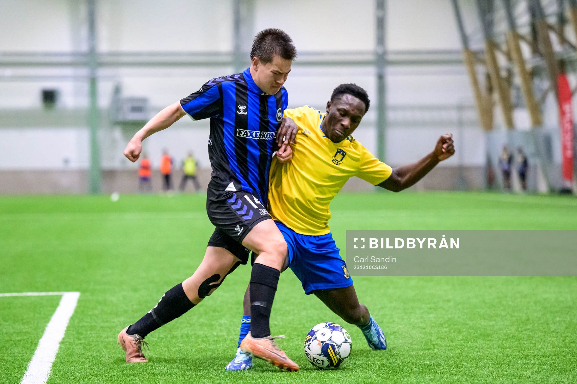 Odenses Sebastian Mørk och Bröndbys Jonathan Agyekum