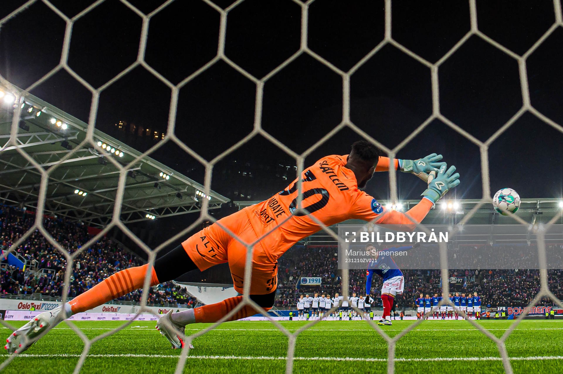 Andrej Ilic of Vålerenga scores