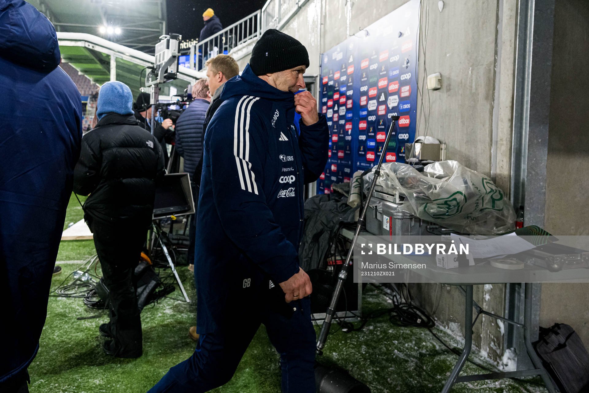 Geir Bakke, head coach of Vålerenga, looks dejected