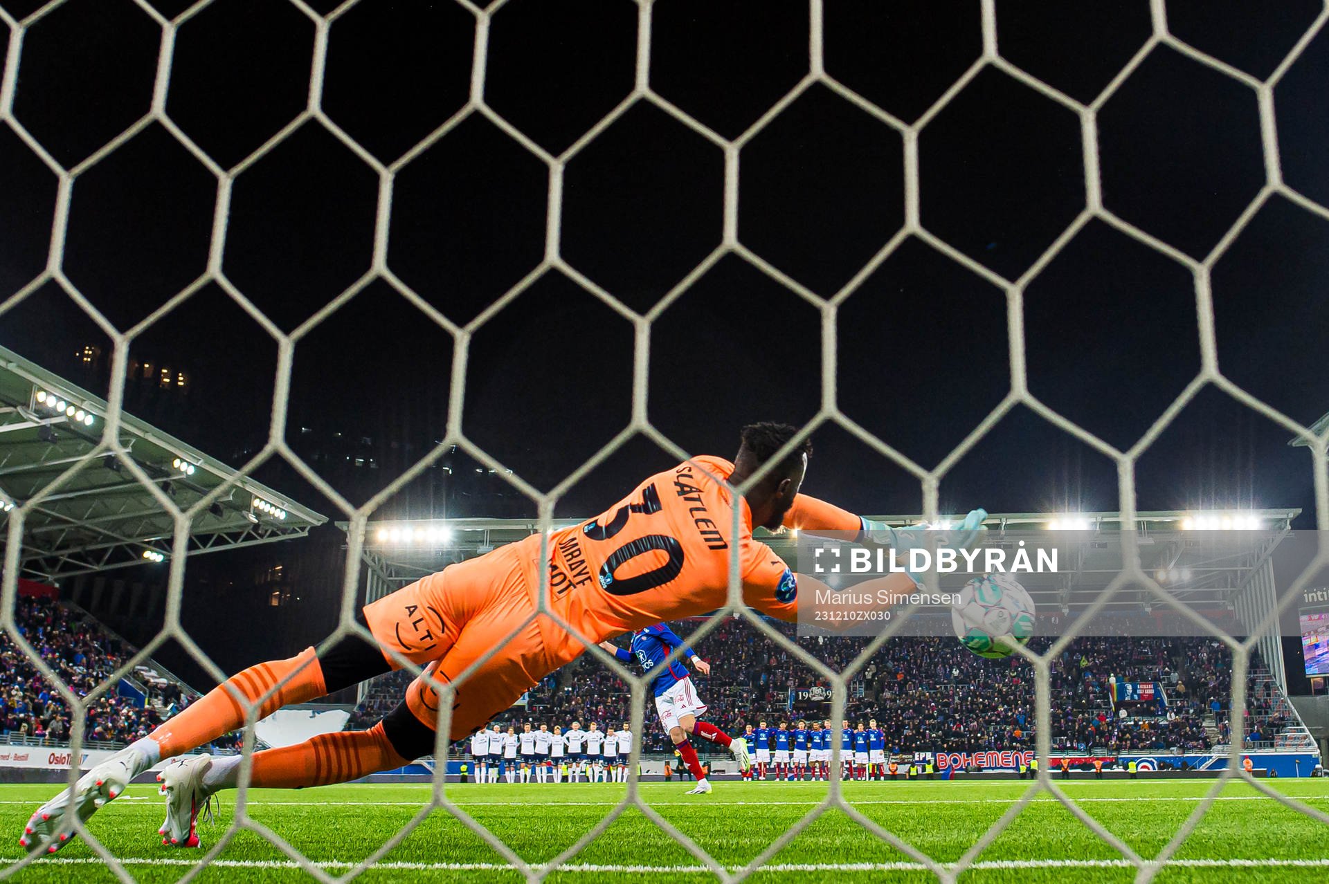 Christian Borchgrevink of Vålerenga missing a chance to