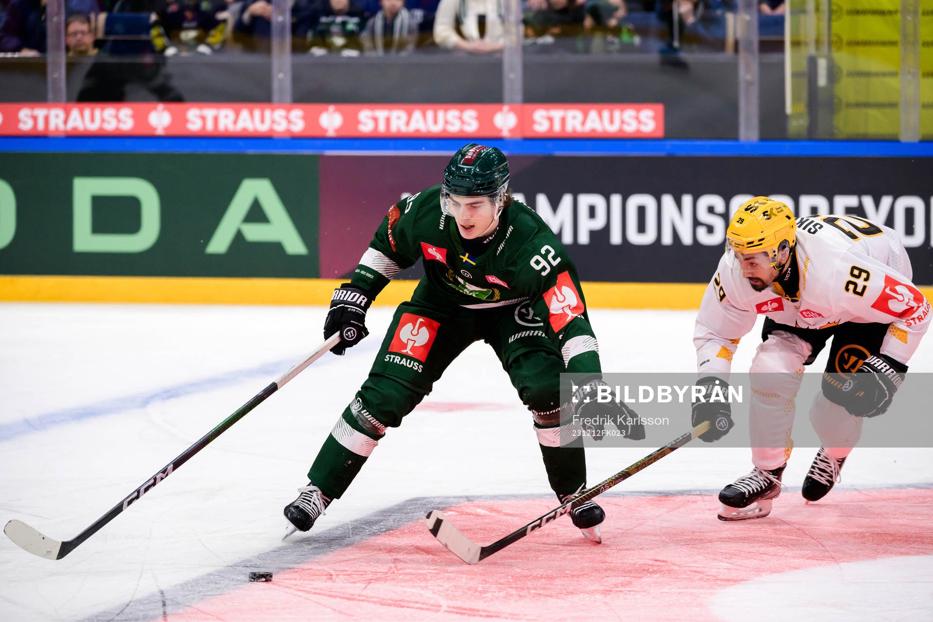 Liam Öhgren of Färjestad and Dylan Sikura of Skellefteå
