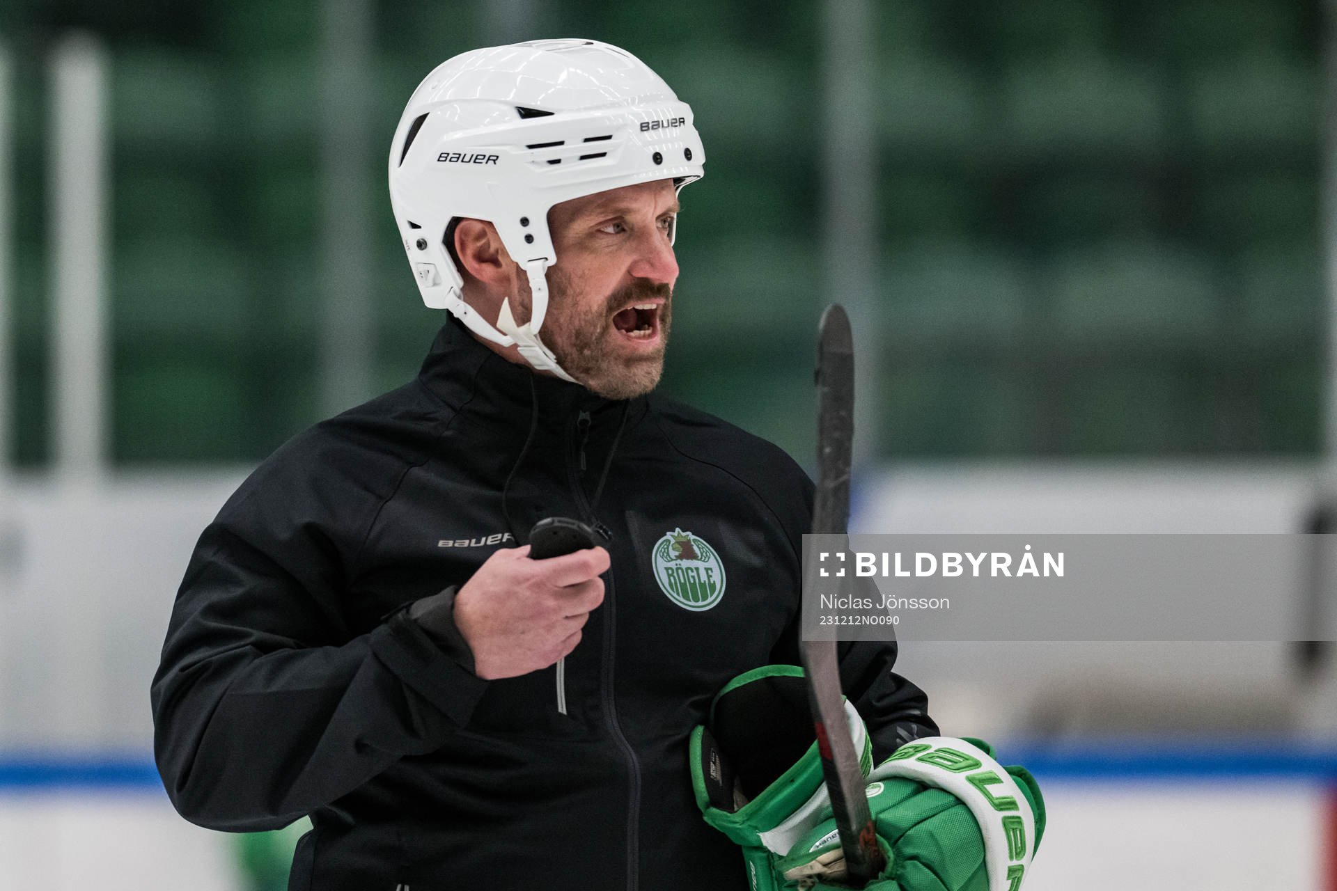 Assisterande tränare Tim Brithén reagerar