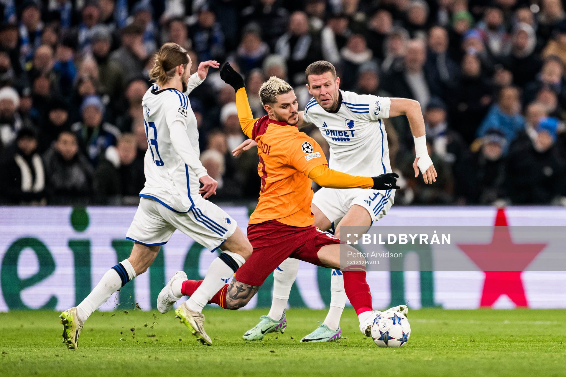 Mauro Icardi of Galatasaray and Denis Vavro of FC Copenhagen