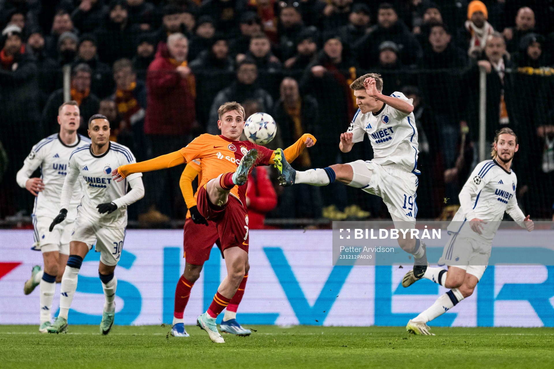 Kerem Akturkoglu of Galatasaray and Elias Jelert of FC