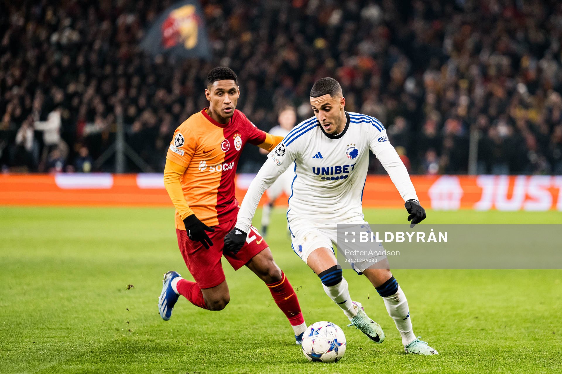 Tete of Galatasaray and Elias Achouri of FC Copenhagen