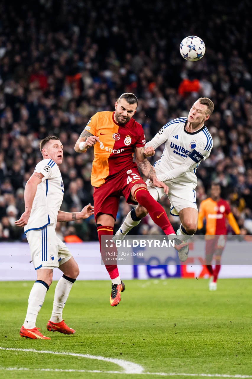 Abdulkerim Bardakci of Galatasaray and Viktor Claesson of
