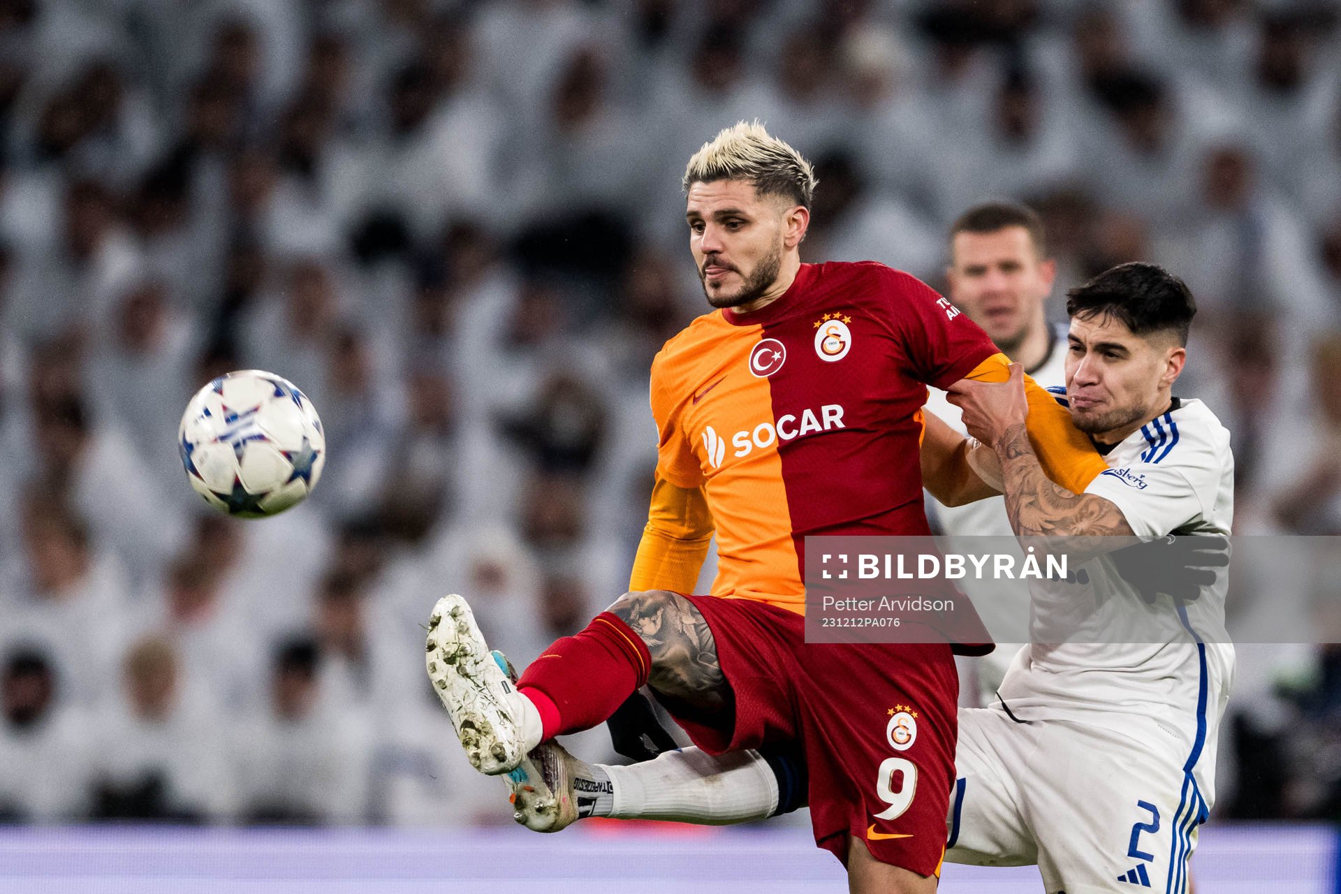 Mauro Icardi of Galatasaray and  Kevin Diks of FC Copenhagen