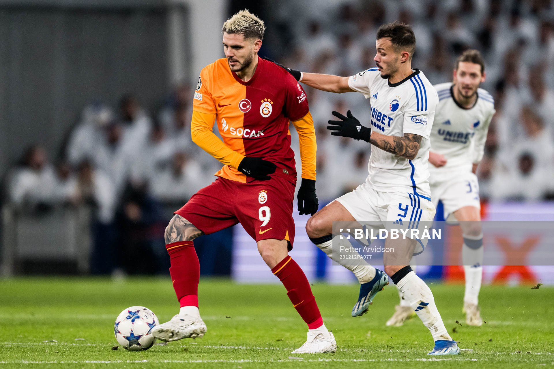 Mauro Icardi of Galatasaray and Diogo Goncalves of FC Copenhagen during the UEFA Champions League football match between FC Copenhagen and Galatasaray on December 12, 2023 in Copenhagen.
