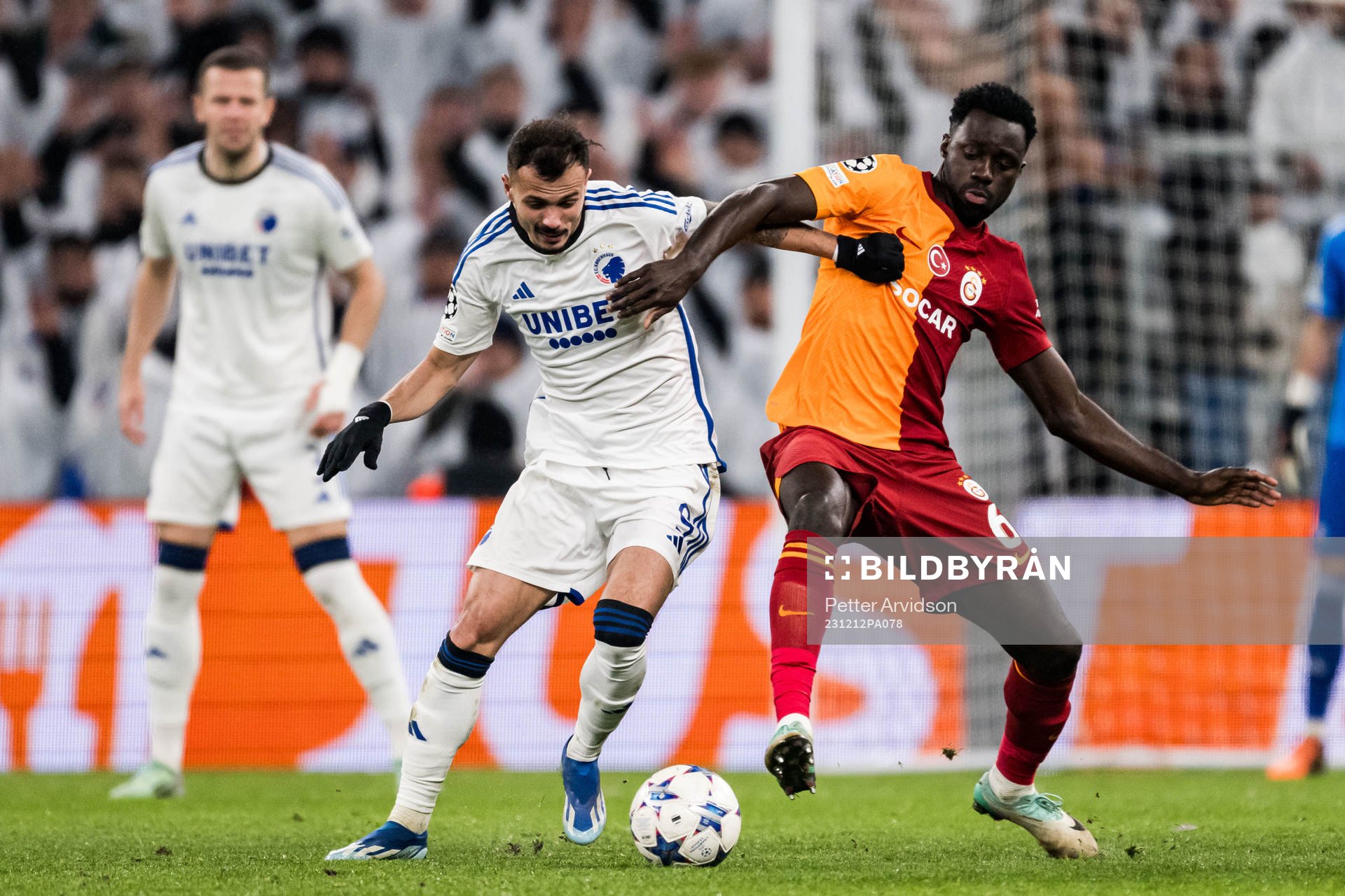 Diogo Goncalves of FC Copenhagen and Davinson Sánchez of