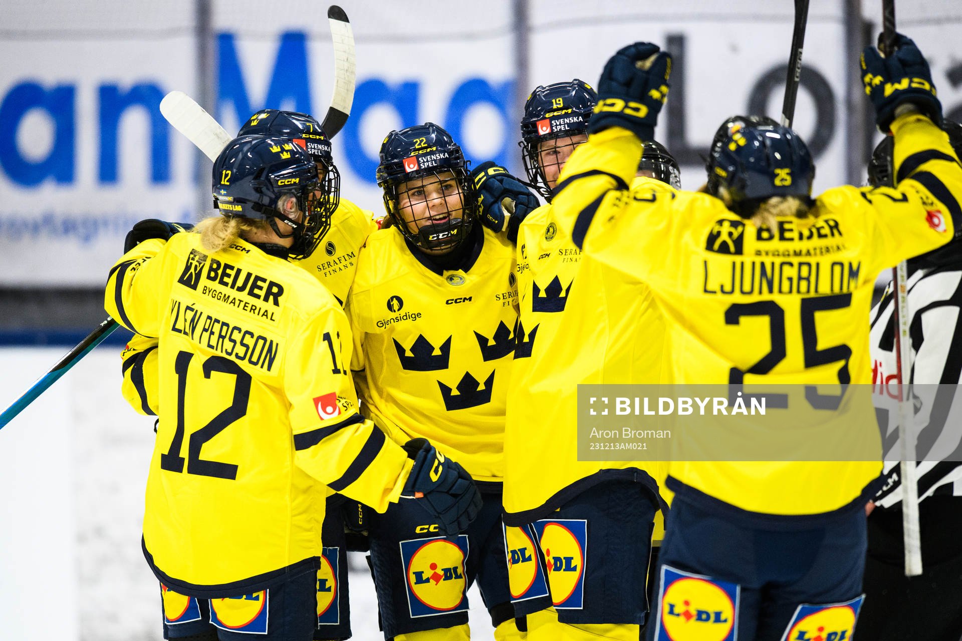 Sveriges Hanna Thuvik jublar med lagkamrater