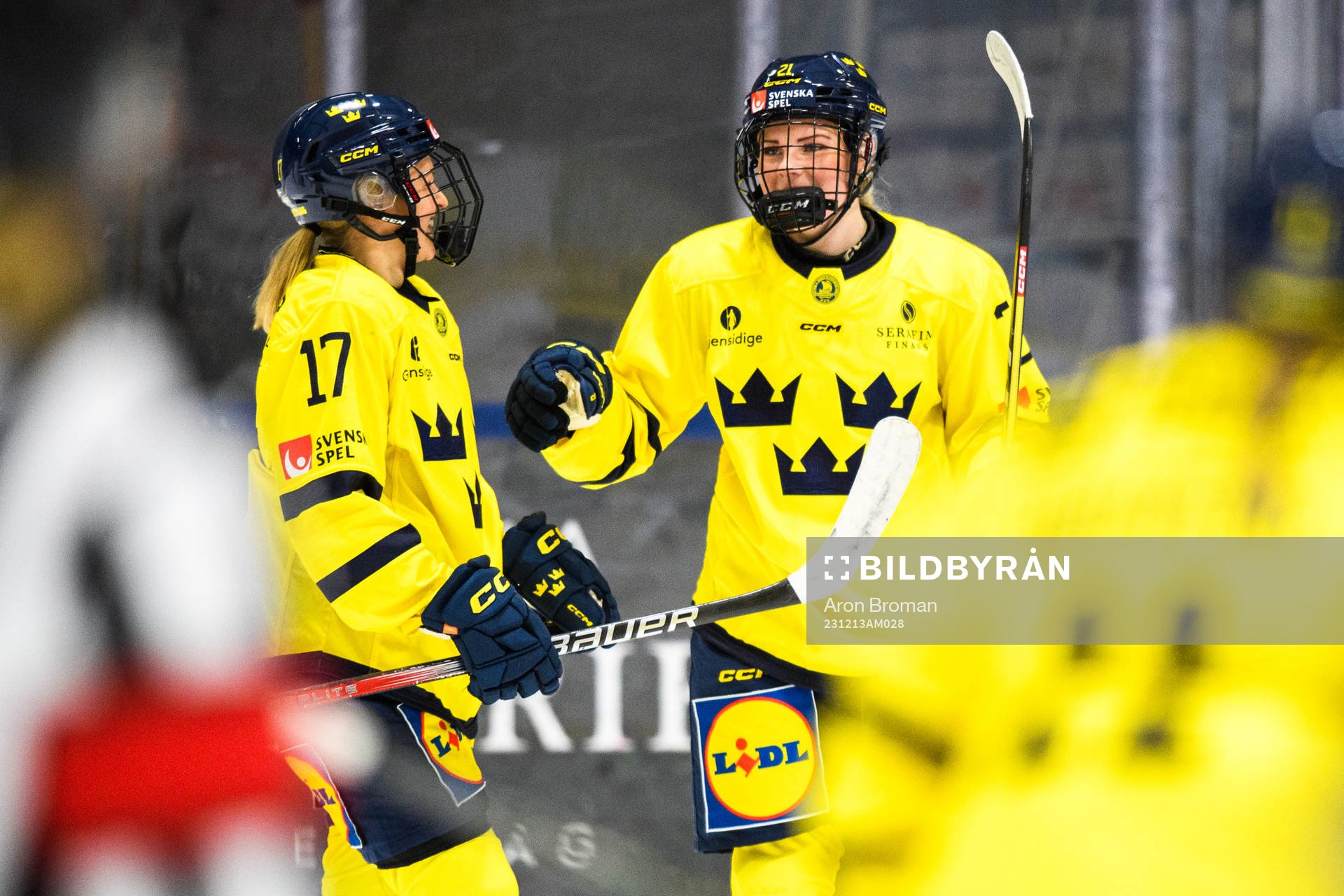 Sveriges Lova Blom jublar med lagkamrater