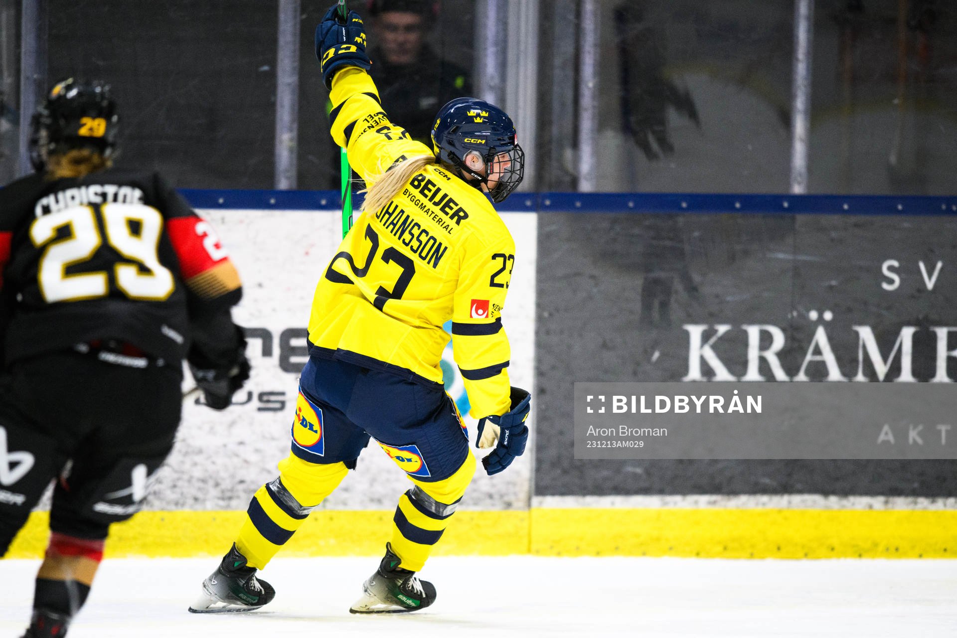 Sveriges Thea Johansson jublar