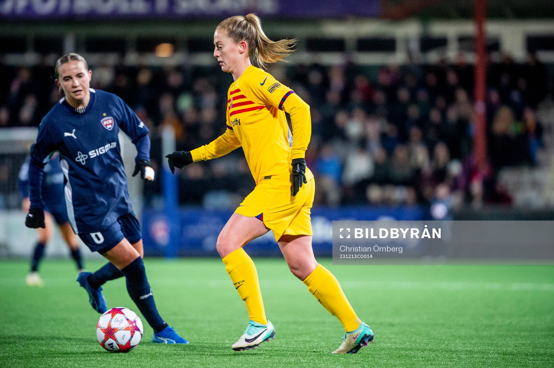 Keira Walsh of Barcelona and Ria Noora Minerva Öling of FC Rosengård during the UEFA Women's Champions League football match between FC Rosengård and Barcelona on December 13, 2023 in Malmö.