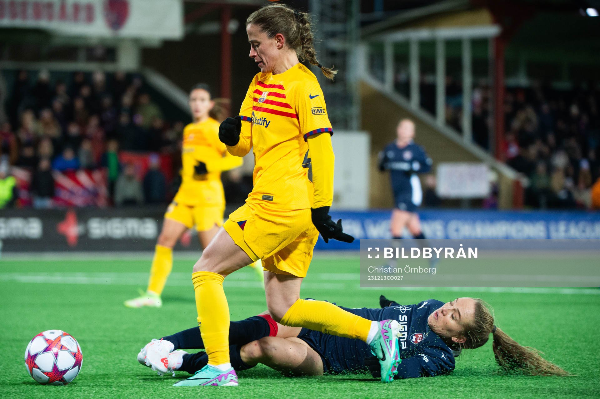 Ona Batlle of Barcelona and Fiona Brown of FC Rosengård