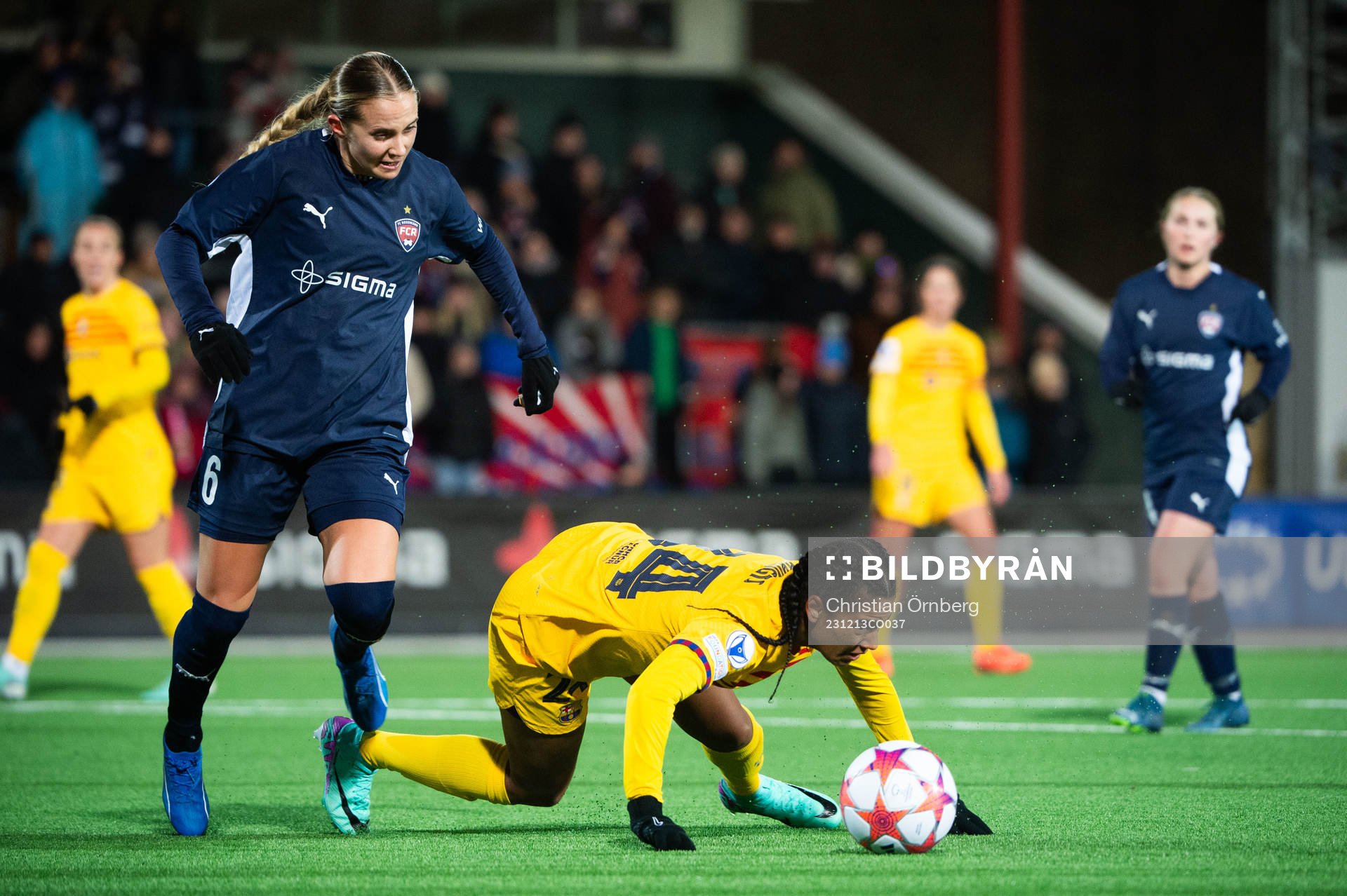 Ria Noora Minerva Öling of FC Rosengård and Esmee Brugts of Barcelona during the UEFA Women's Champions League football match between FC Rosengård and Barcelona on December 13, 2023 in Malmö.
