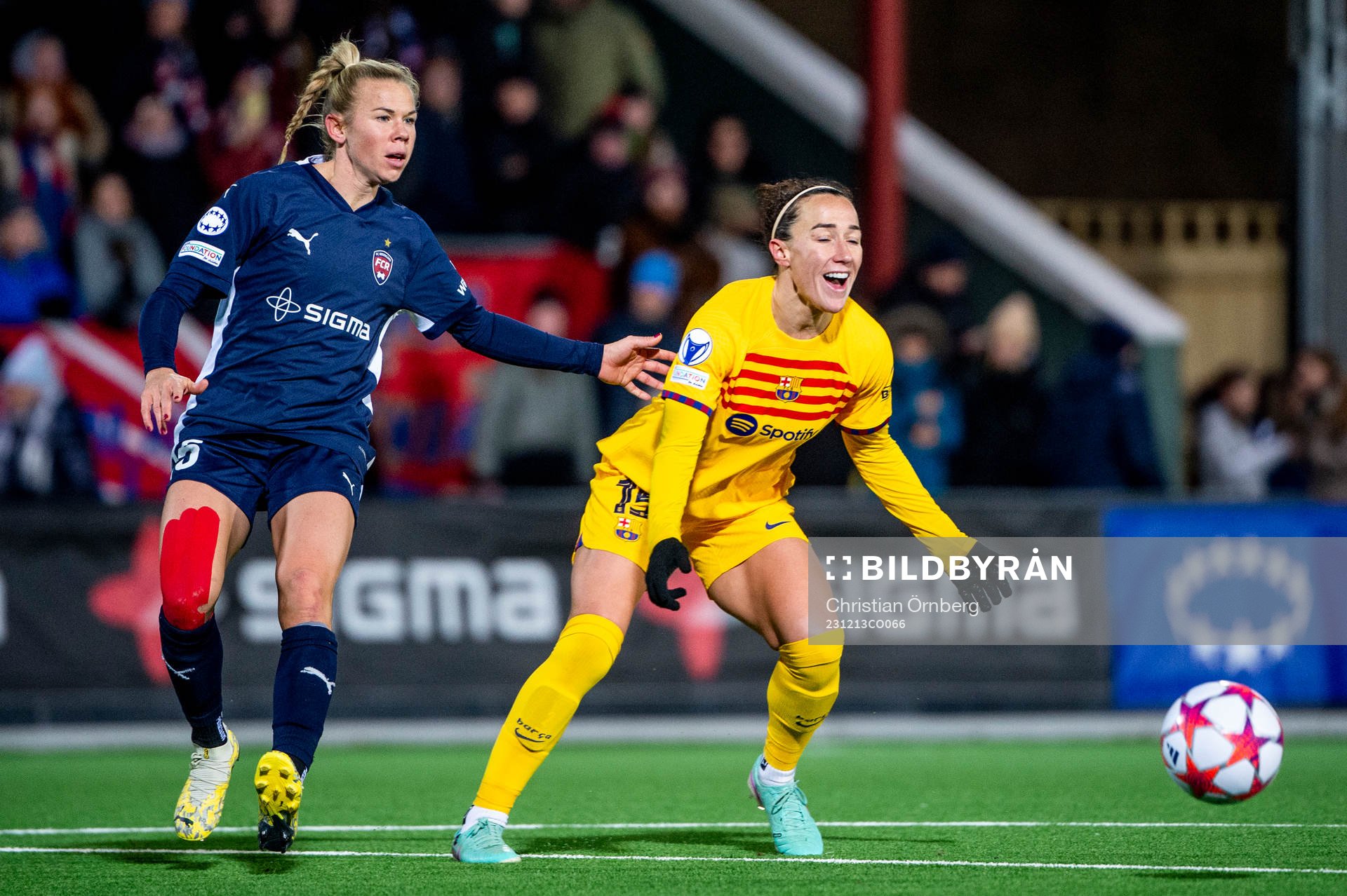 Lucy Bronze of Barcelona and Jessica Wik of FC Rosengård during the UEFA Women's Champions League football match between FC Rosengård and Barcelona on December 13, 2023 in Malmö.