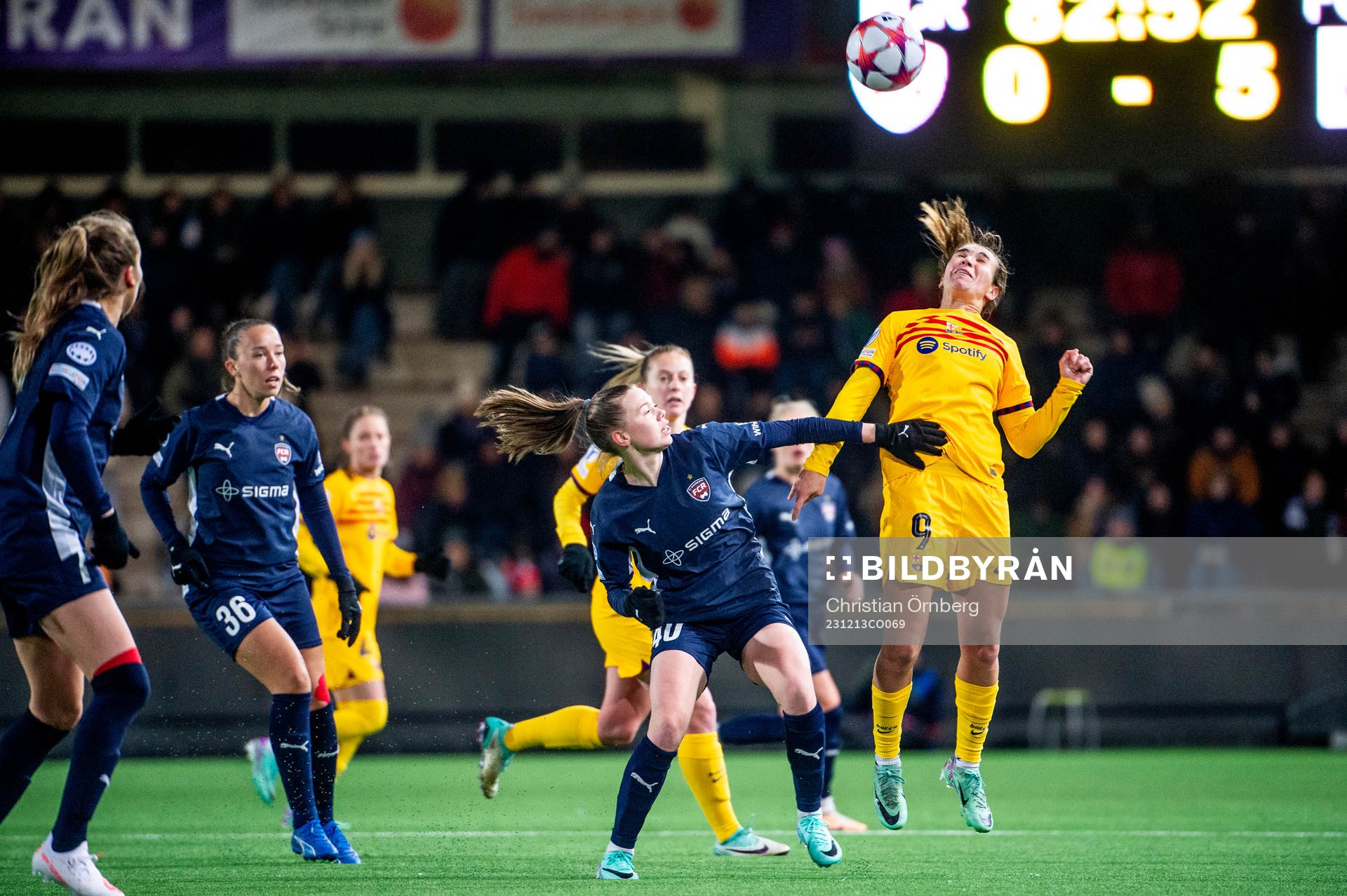 Mariona Caldentey of Barcelona and Bea Sprung of FC