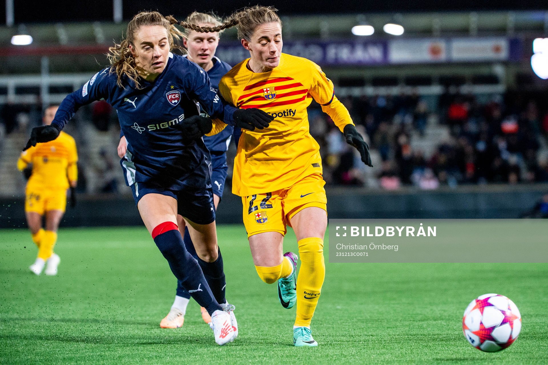 Ona Batlle of Barcelona and Fiona Brown of FC Rosengård during the UEFA Women's Champions League football match between FC Rosengård and Barcelona on December 13, 2023 in Malmö.