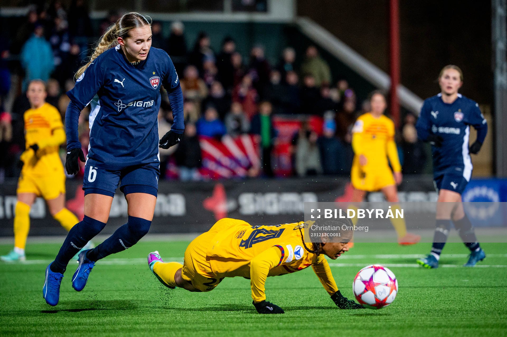 Ria Noora Minerva Öling of FC Rosengård and Esmee Brugts of Barcelona during the UEFA Women's Champions League football match between FC Rosengård and Barcelona on December 13, 2023 in Malmö.