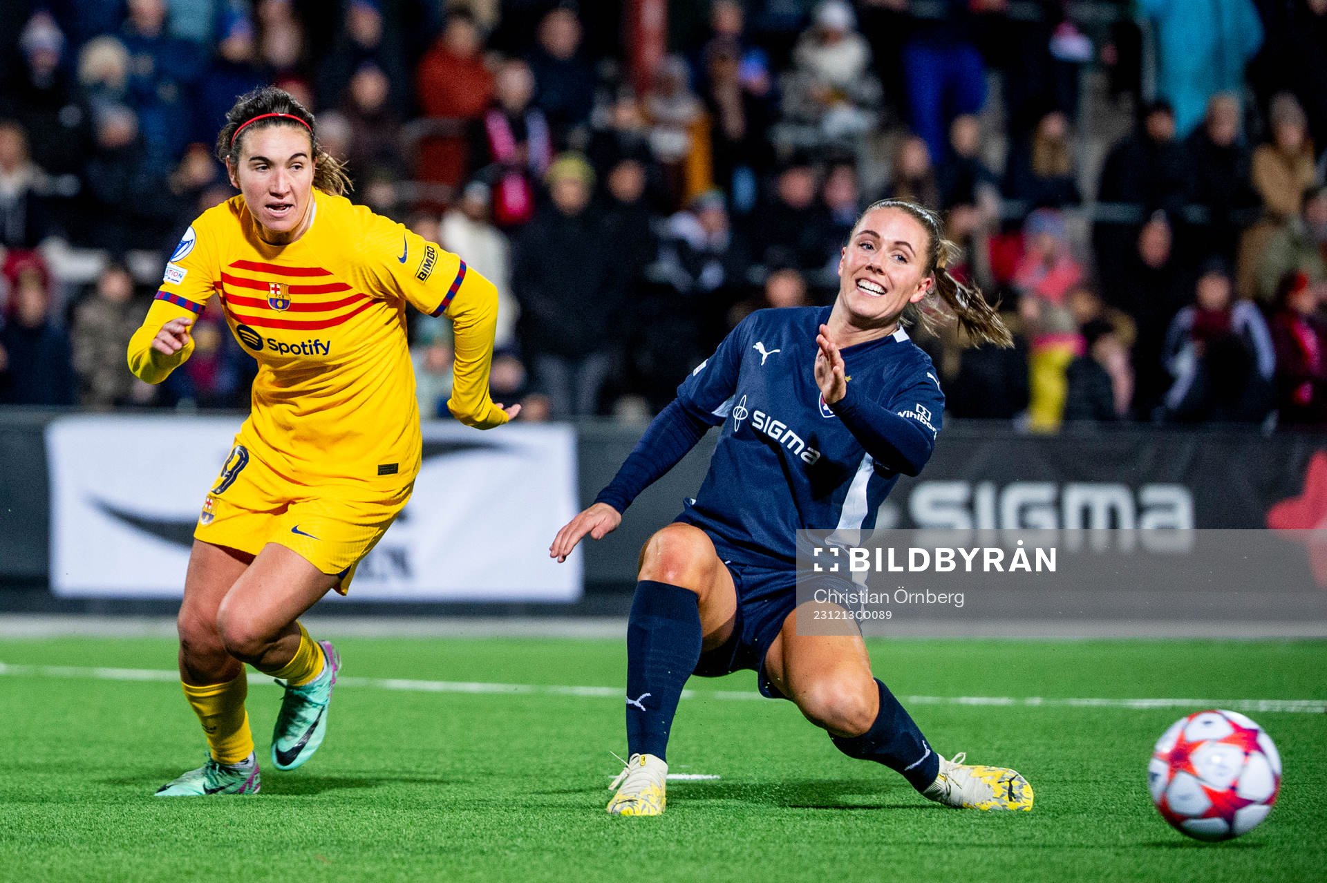 Mariona Caldentey of Barcelona and Gudrun Arnardottir of FC