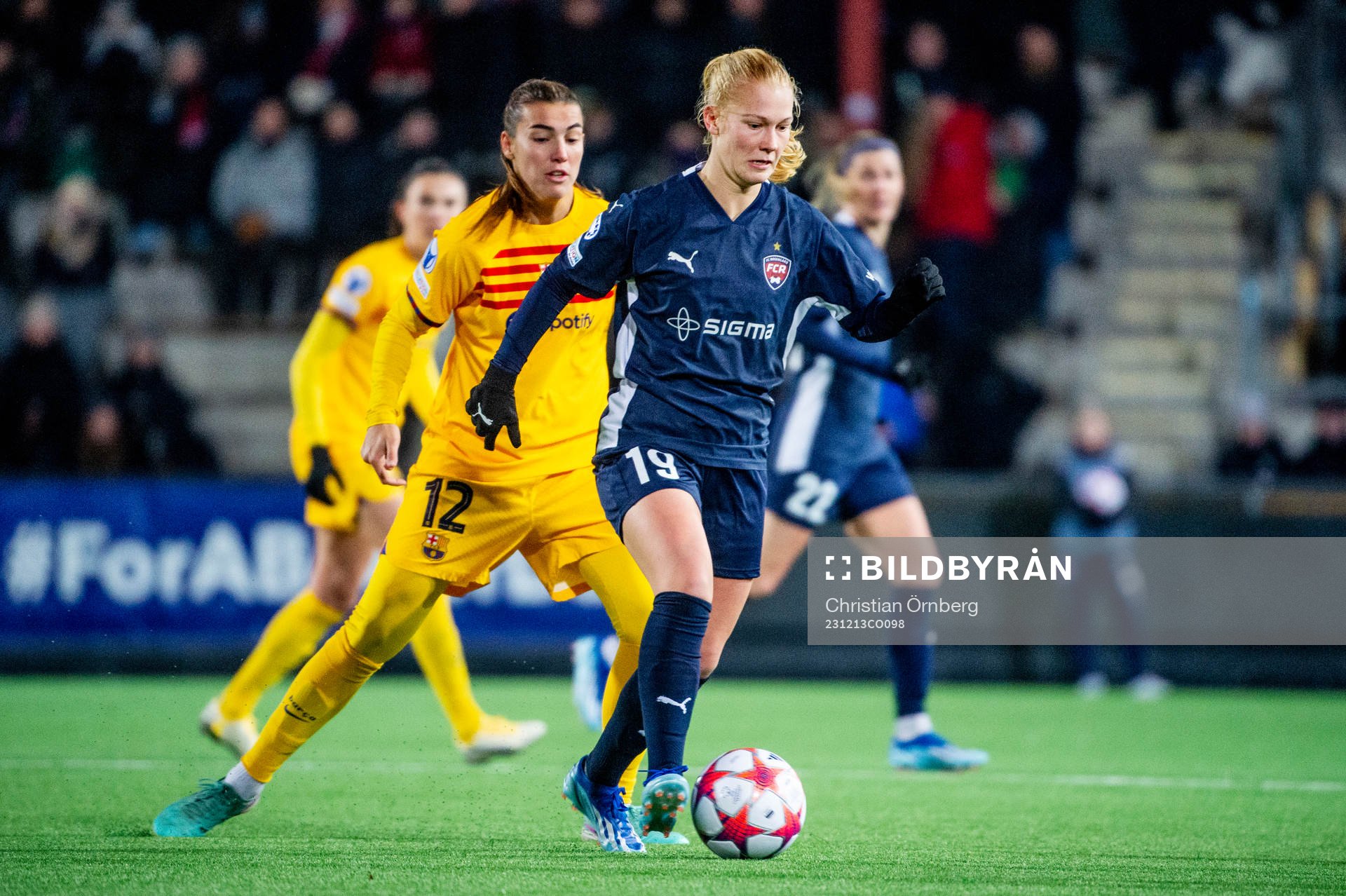 Sofie Bruun Bredgaard of FC Rosengård and Patri Guijarro