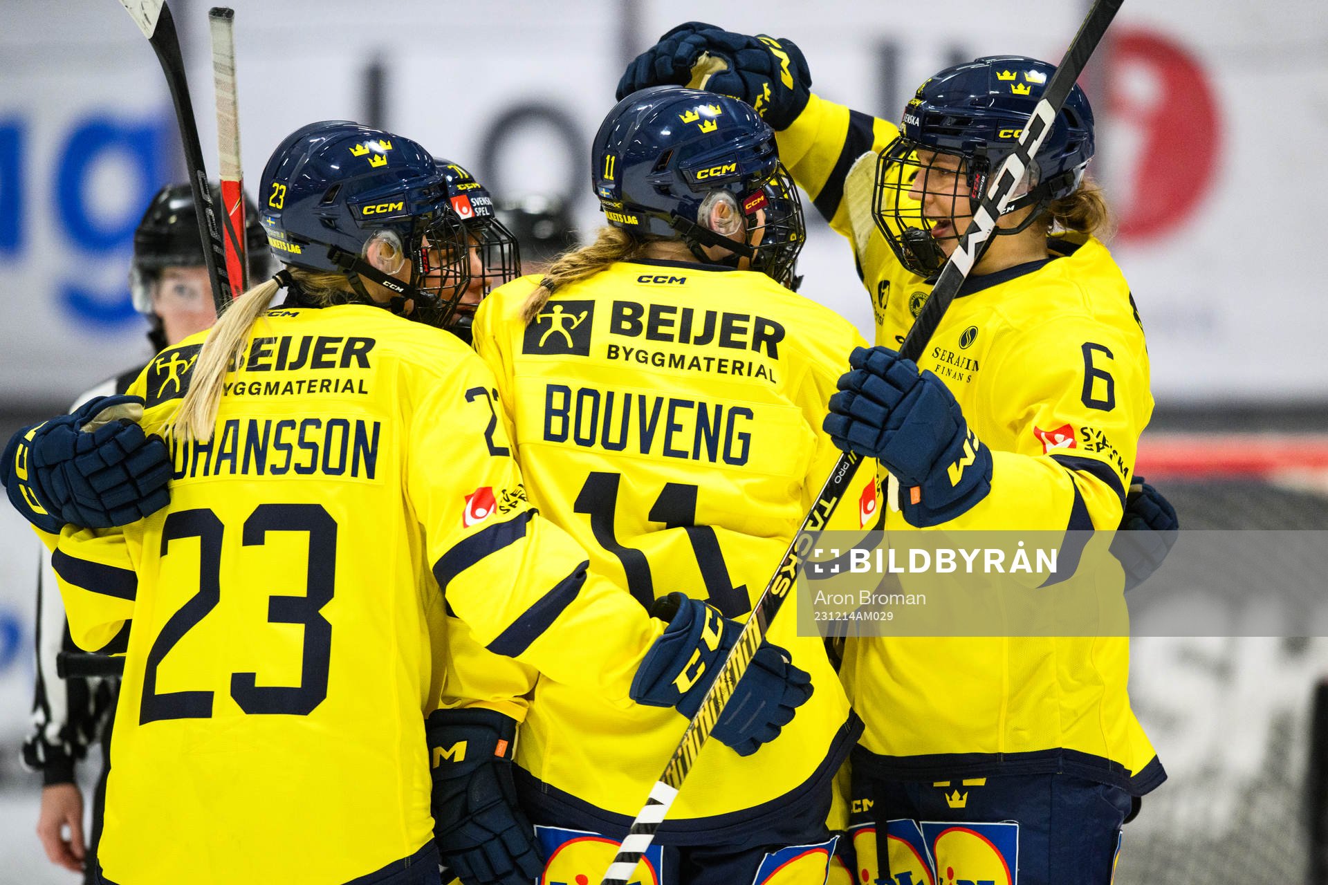Sveriges Josefin Bouveng jublar med lagkamrater