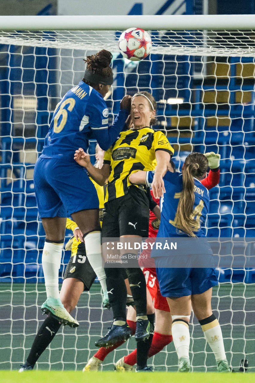 Kadeisha Buchanan and Fran Kirby of Chelsea against Aivi