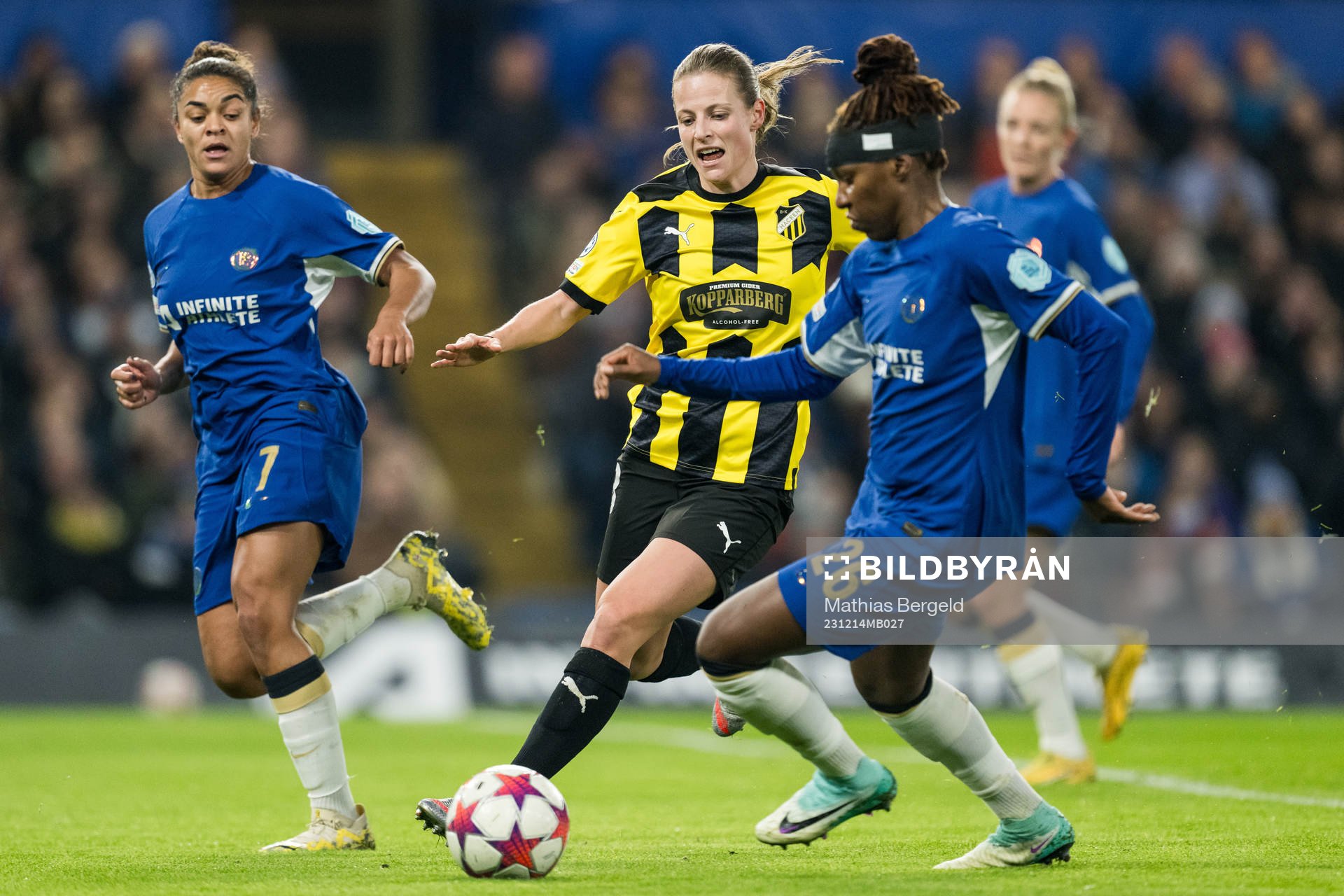 Anna Anvegård of Häcken and Kadeisha Buchanan of Chelsea