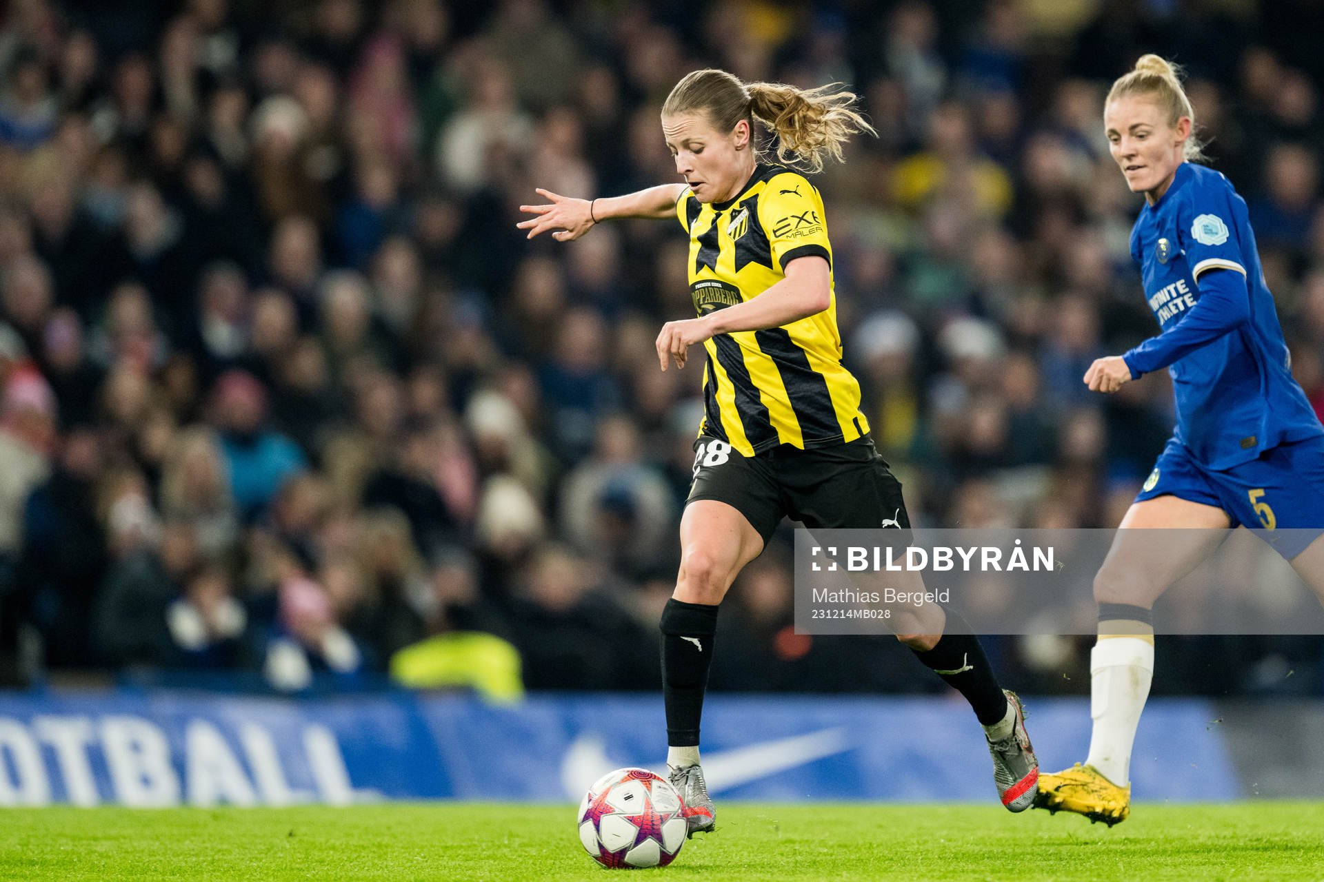 Anna Anvegård of Häcken and Sophie Ingle of Chelsea during the UEFA Women's Champions League football match between Chelsea and Häcken on December 14, 2023 in London.