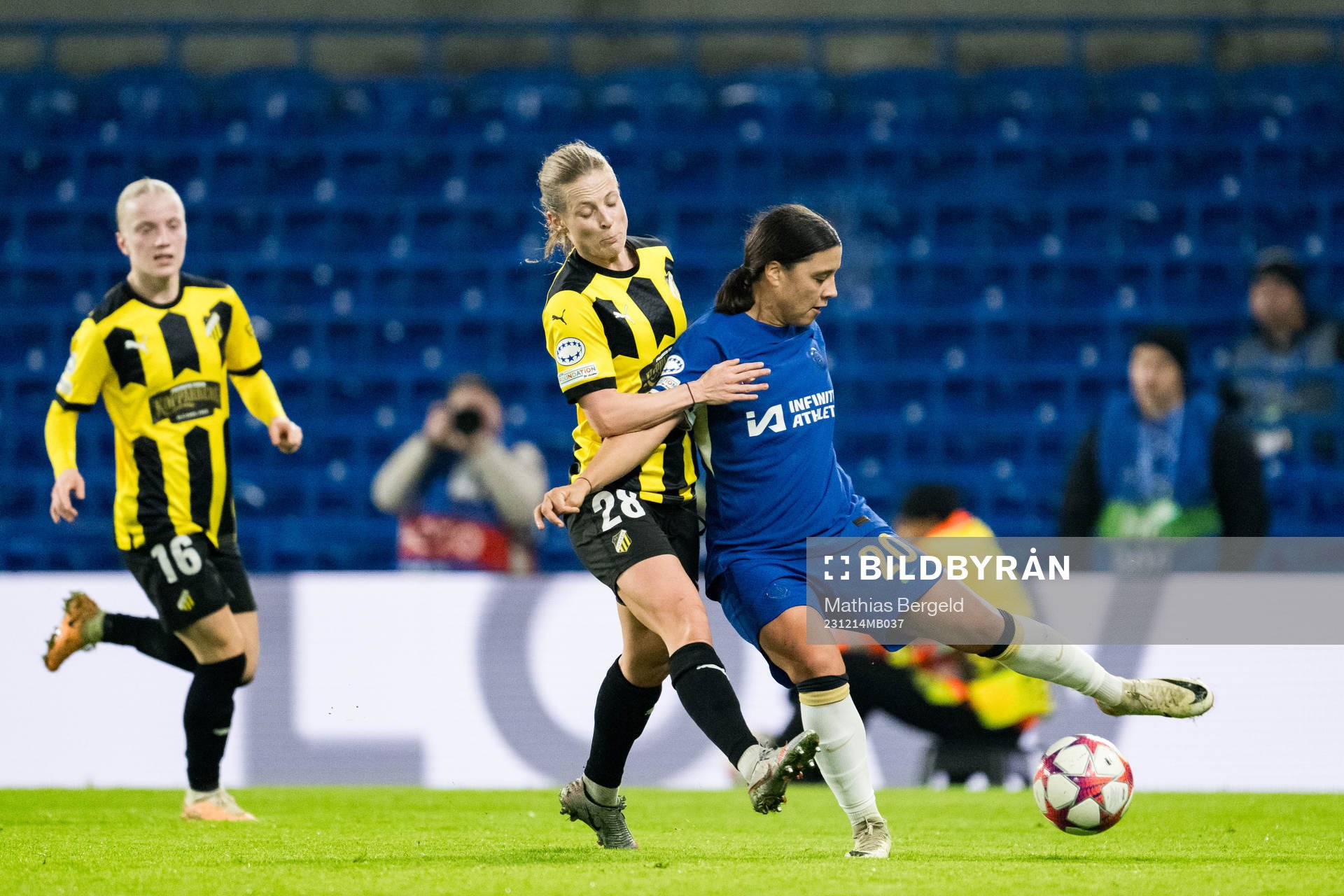 Anna Anvegård of Häcken and Sam Kerr of Chelsea