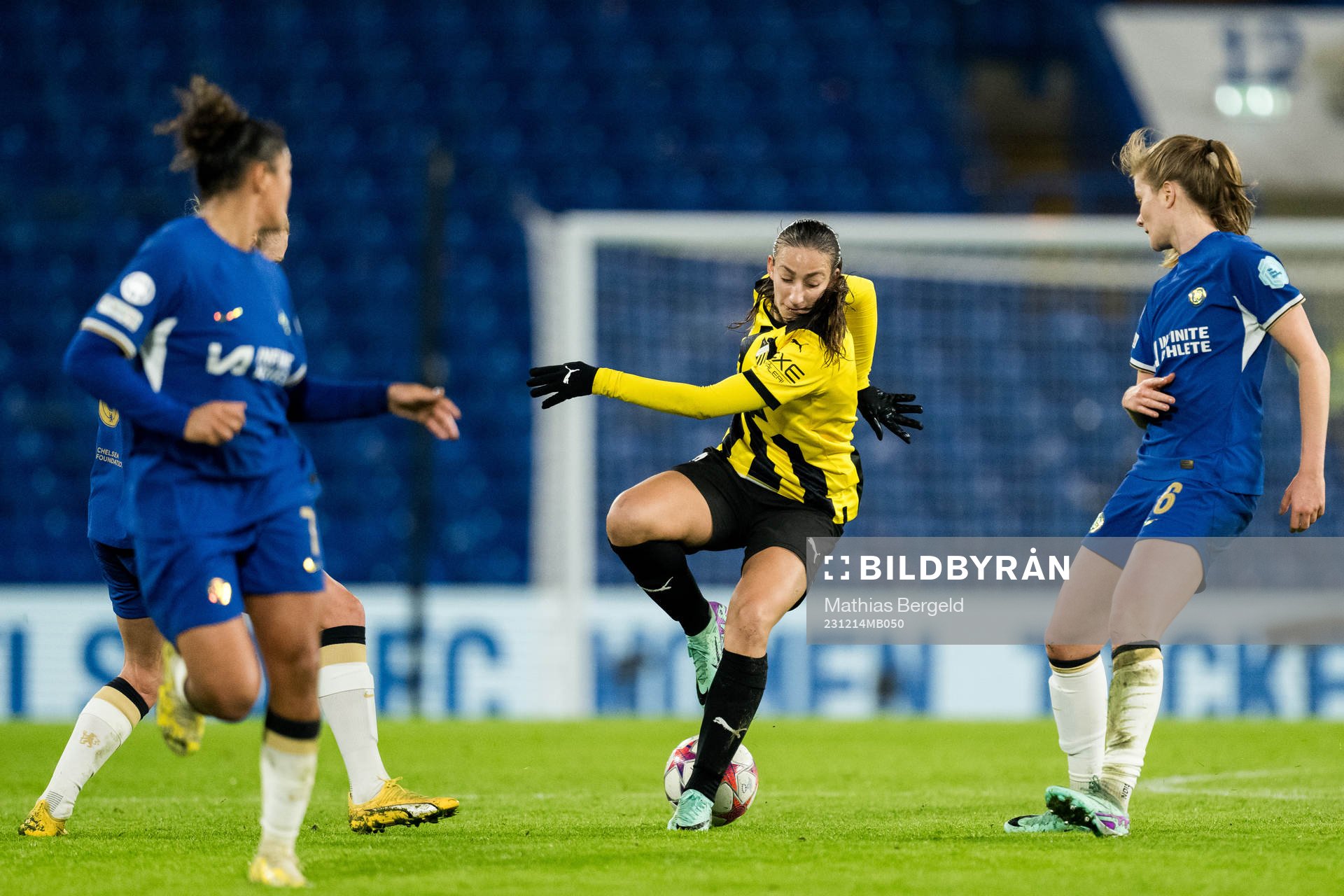 Rusul Rosa Kafaji of Häcken and Sjoeke Nusken of Chelsea
