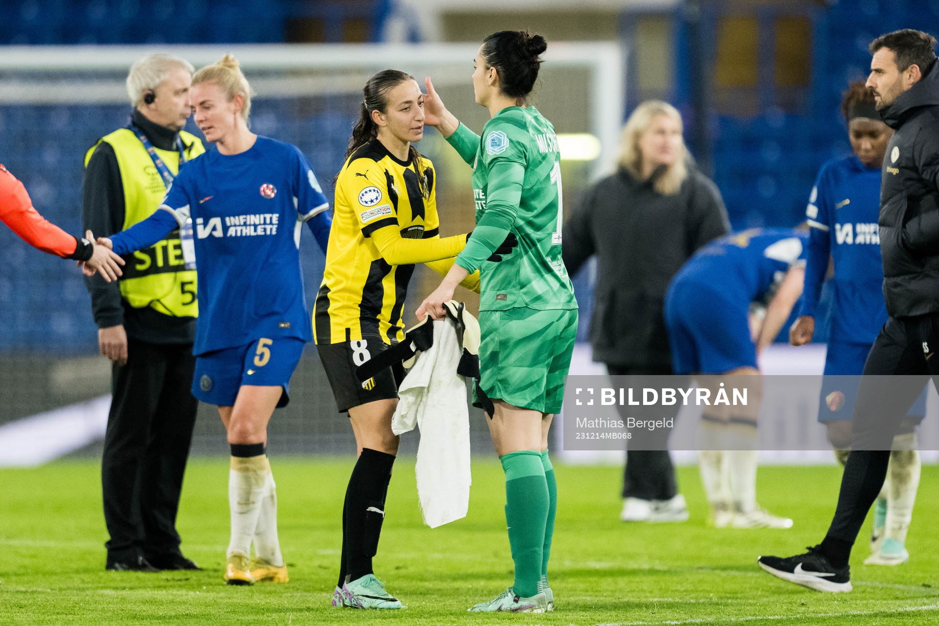 Rusul Rosa Kafaji of Häcken and goalkeeper Zecira Musovic