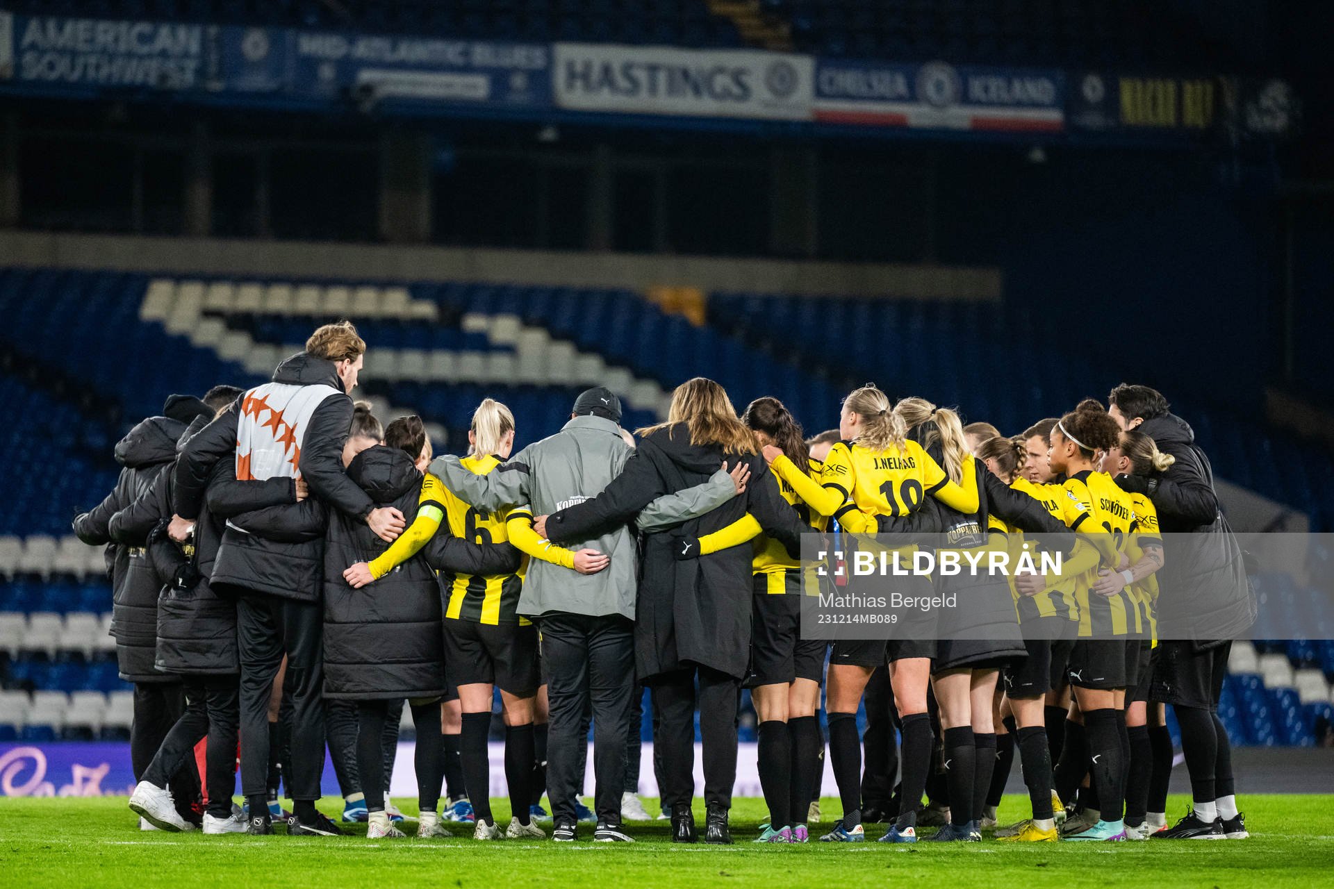 Players and staff of Häcken gather after the UEFA Women's Champions League football match between Chelsea and Häcken on December 14, 2023 in London.