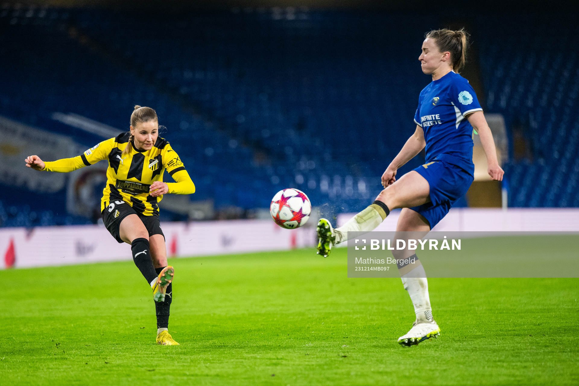 Katariina Kosola of Häcken and Niamh Charles of Chelsea