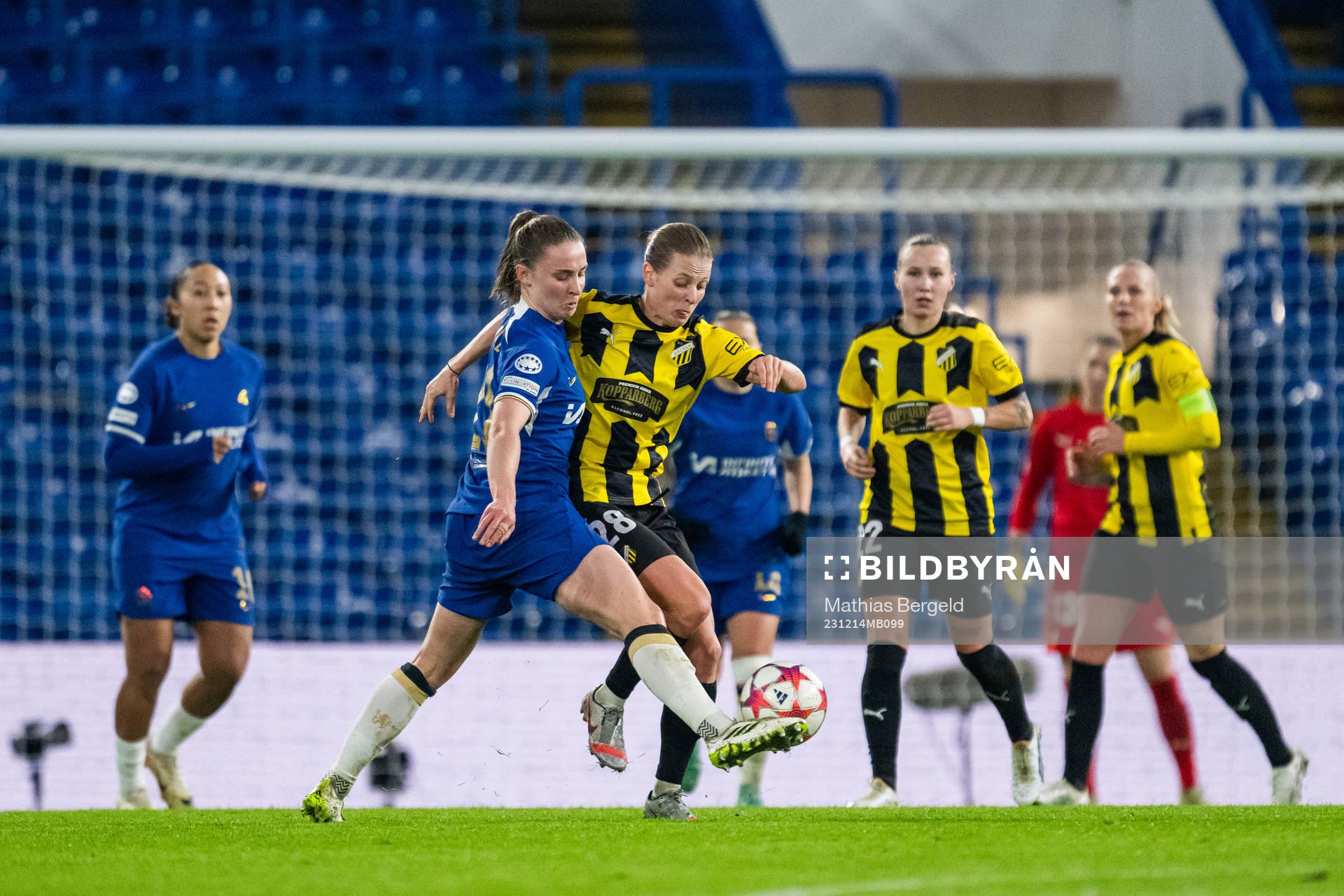 Niamh Charles of Chelsea and Anna Anvegård of Häcken
