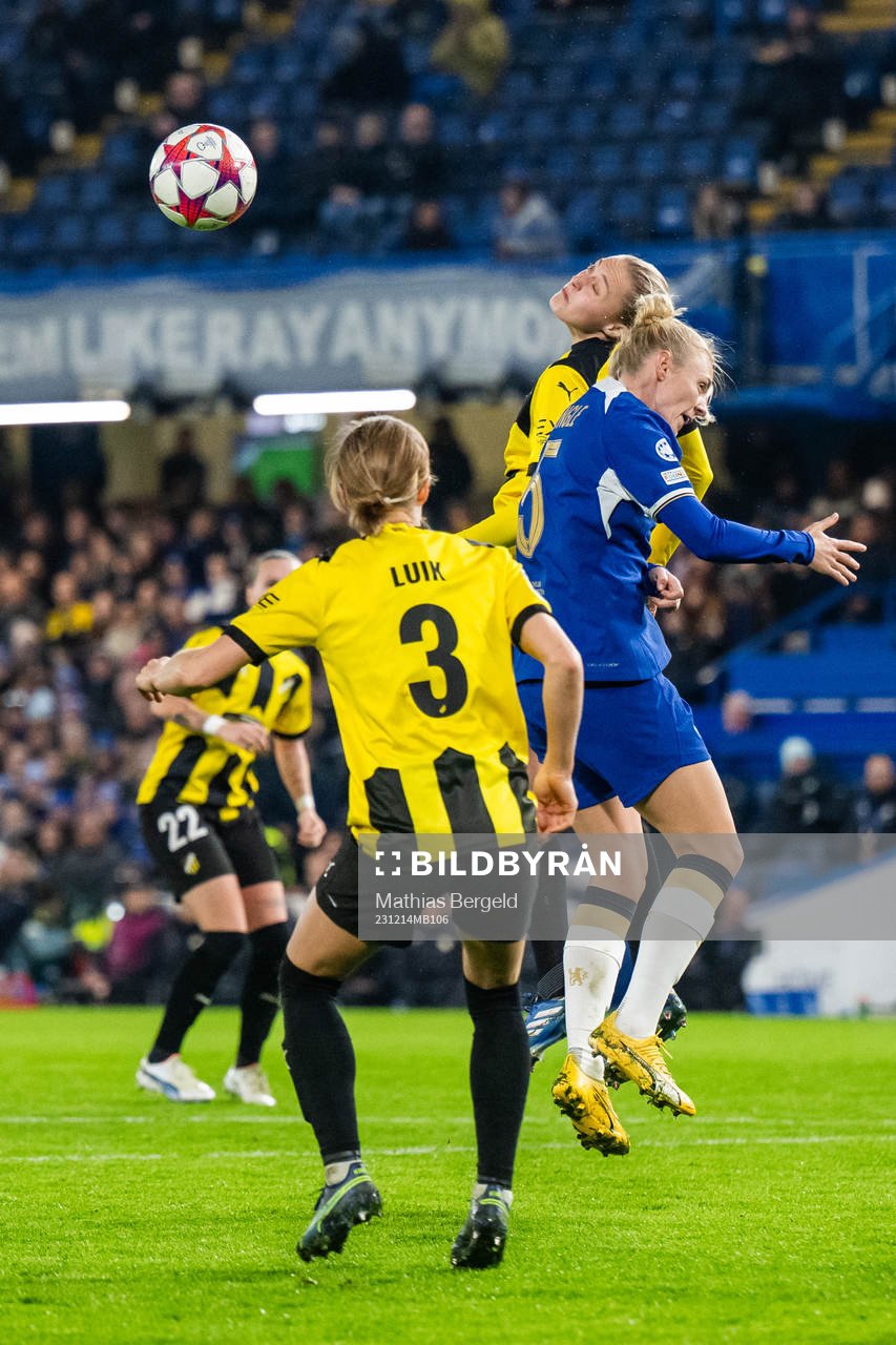 Elma Junttila Nelhage of Häcken and Sophie Ingle of Chelsea