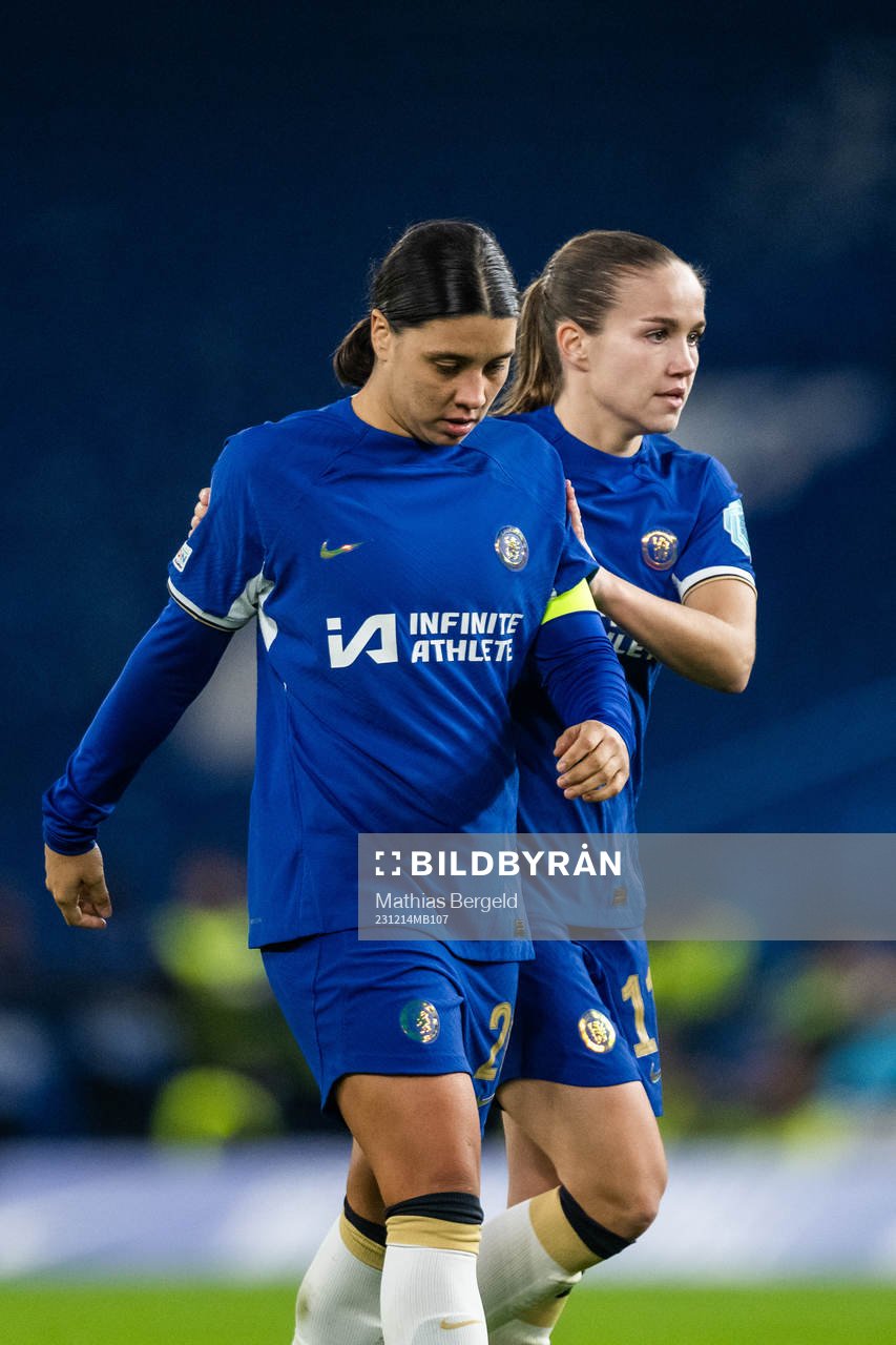 Sam Kerr and Guro Reiten of Chelsea look dejected