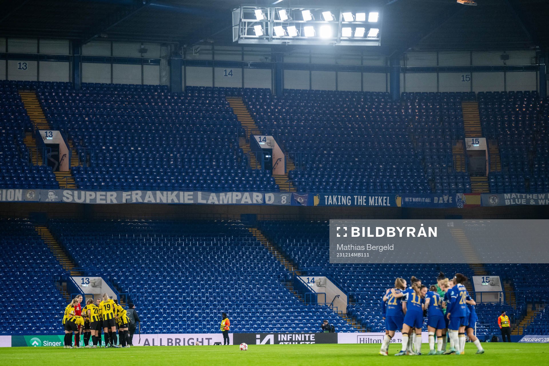 Players of Häcken and of Chelsea gather