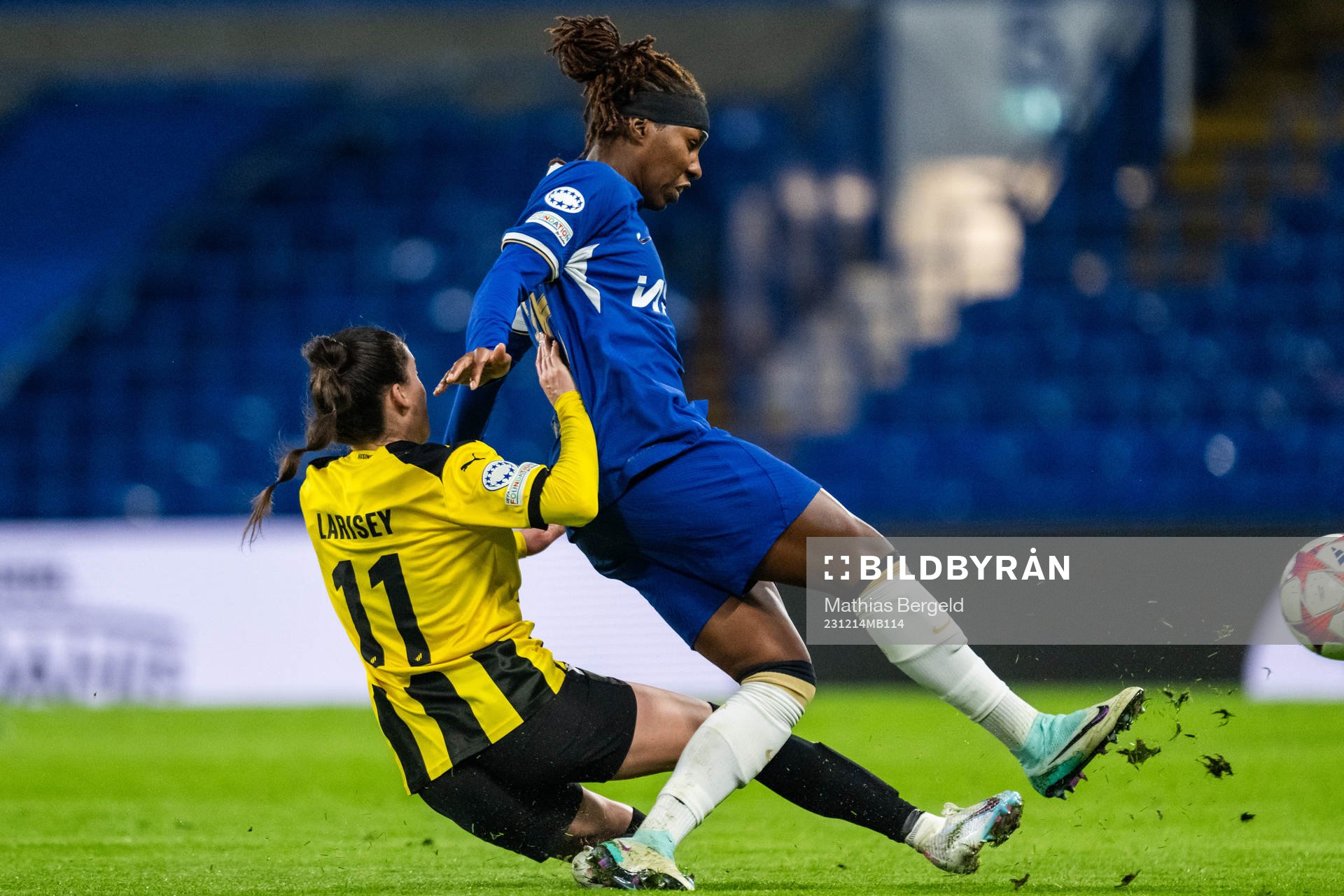 Clarissa Larisey of Häcken and Kadeisha Buchanan of Chelsea