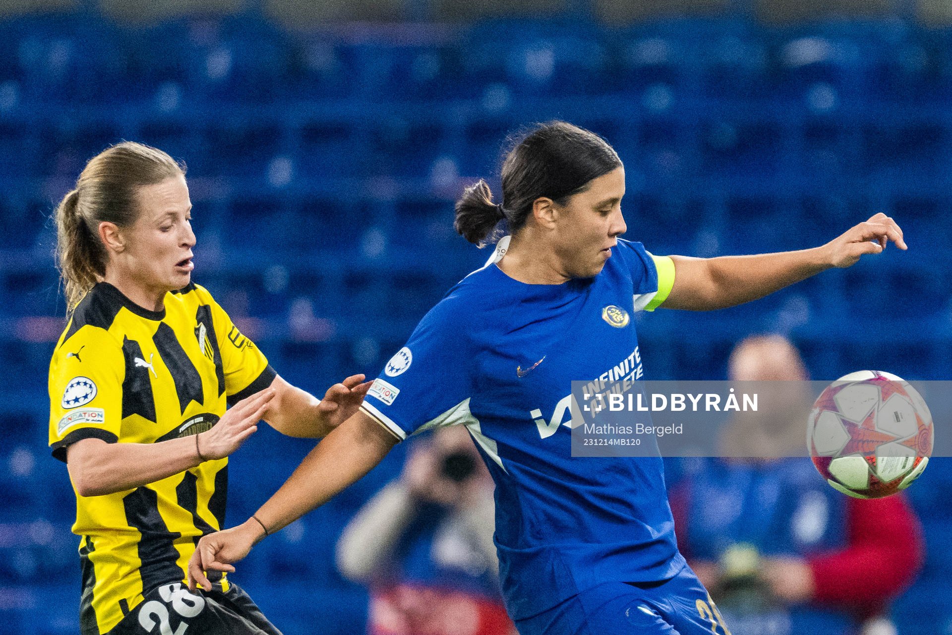 Anna Anvegård of Häcken and Sam Kerr of Chelsea