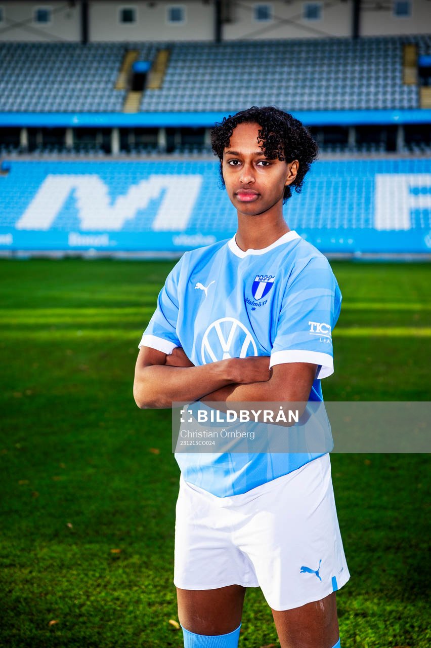Hanna Lofthammar under en porträttfotografering med Malmö FF den 15 december 2023 i Malmö. 