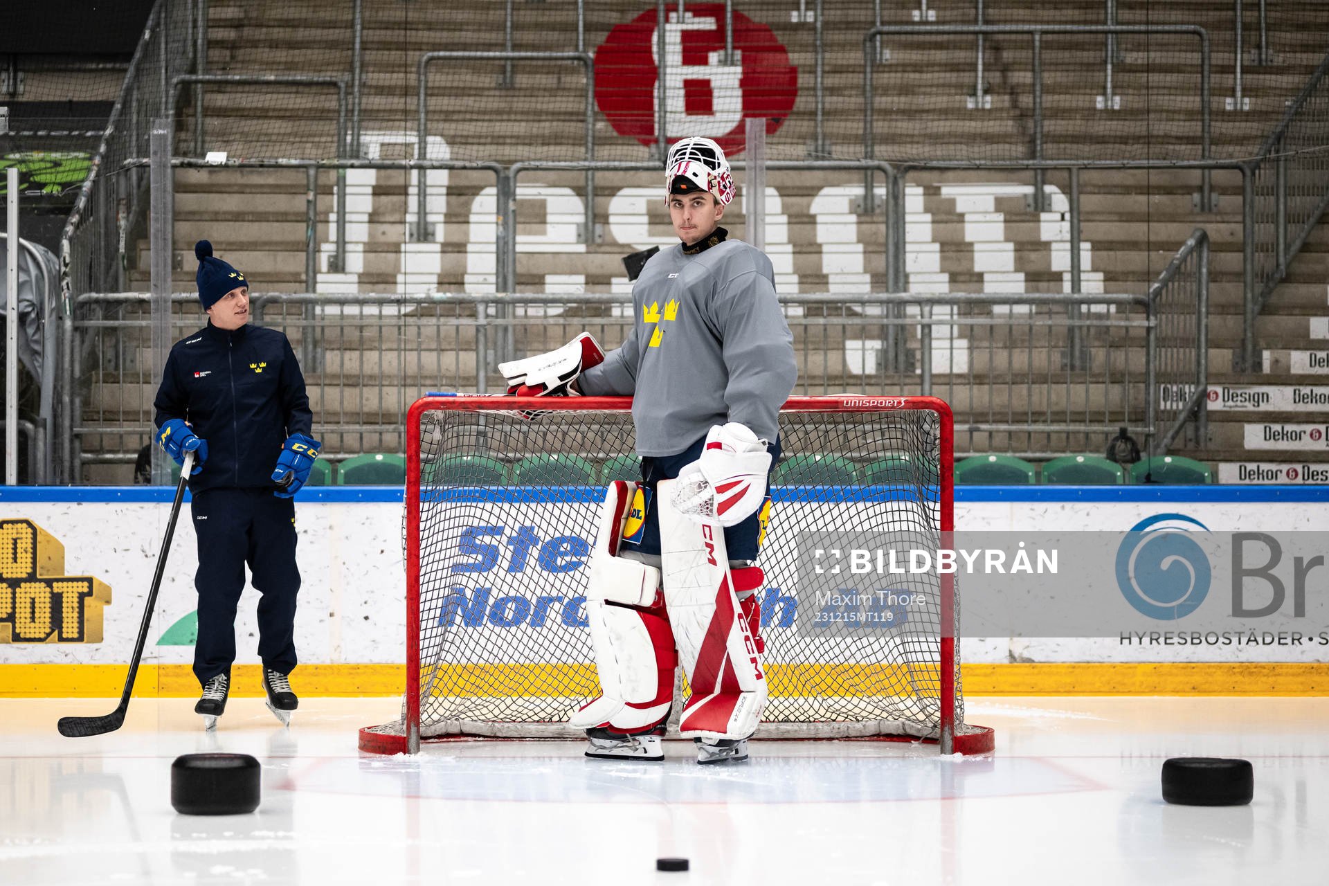 Goaltender coach Viktor Alm and goaltender Kevin Reidler of