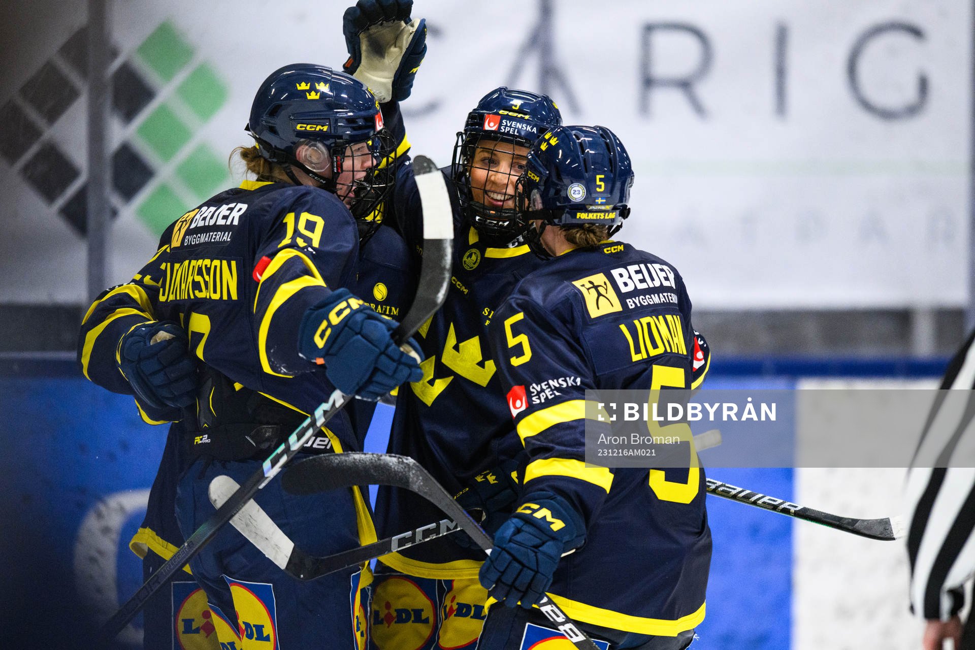 Sveriges Emma Forsgren jublar med lagkamrater