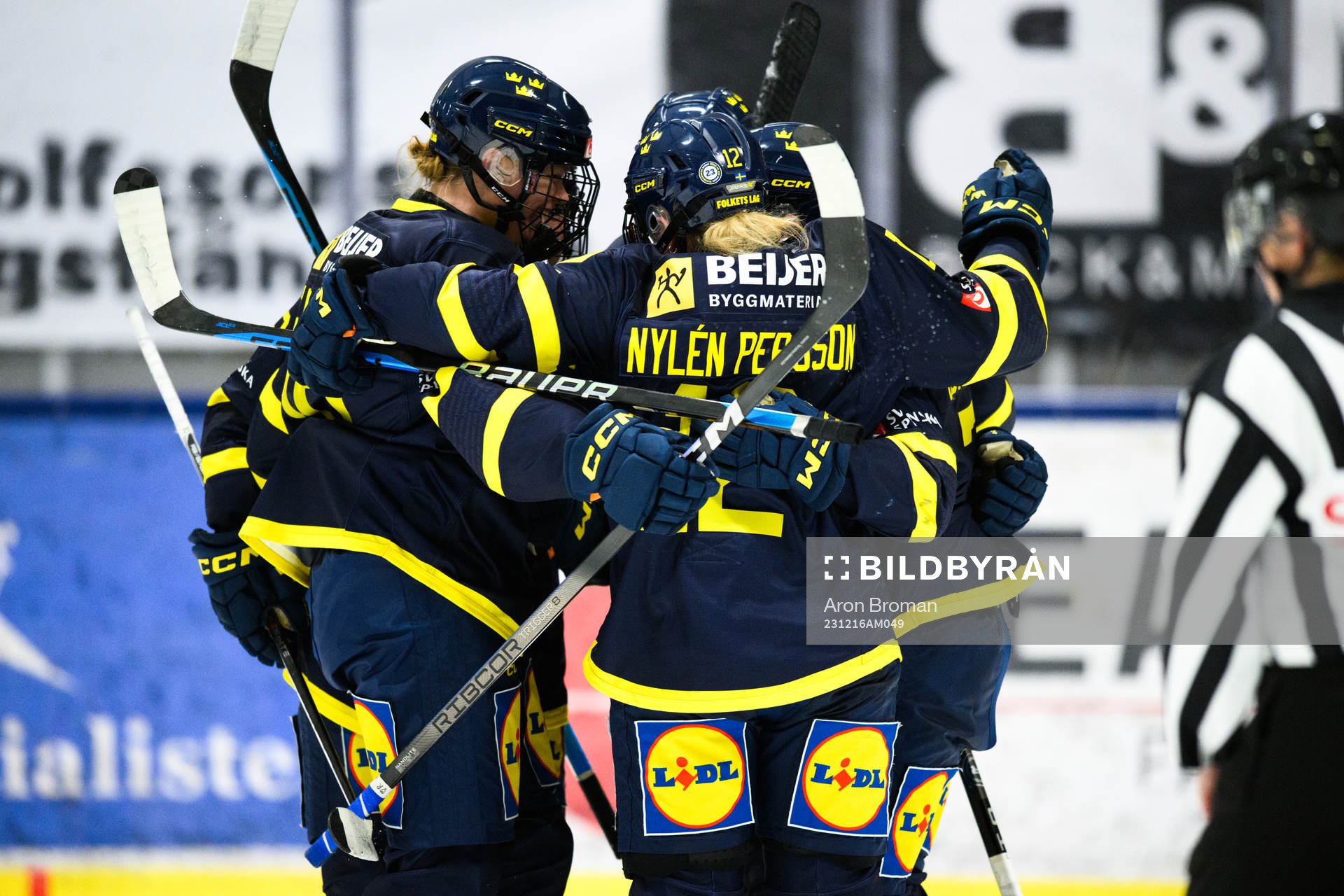Sveriges Mira Jungåker (ej i bild) jublar med lagkamrater