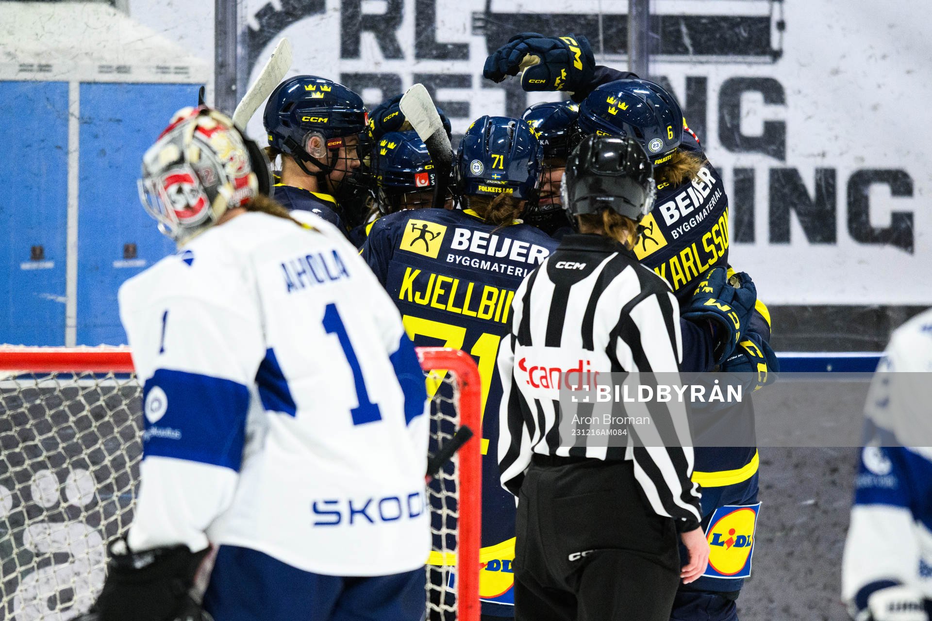 Sveriges Sofie Lundin (ej i bild) jublar med lagkamrater