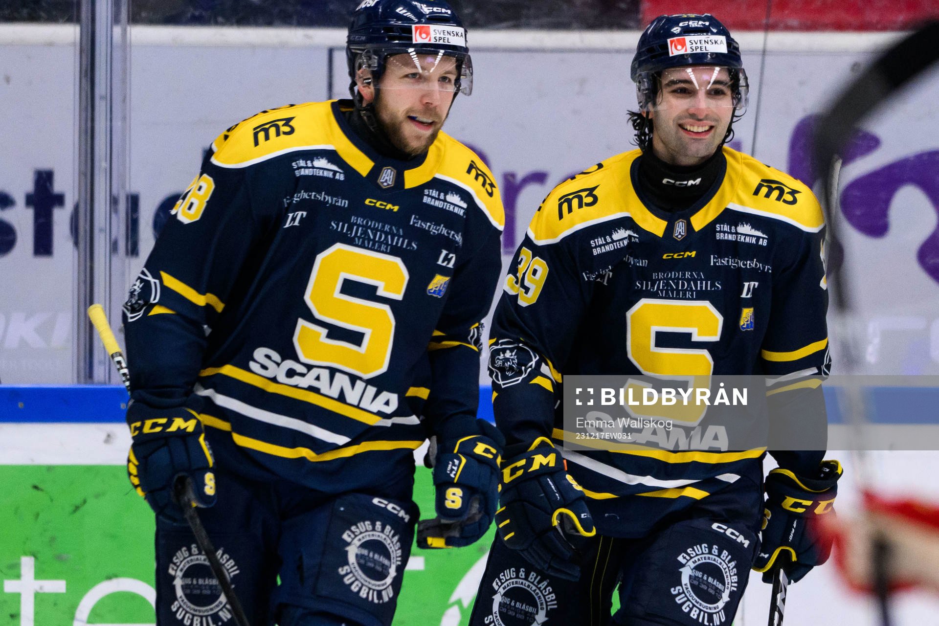 Södertäljes Emil Alba och Stelio Mattheos jublar