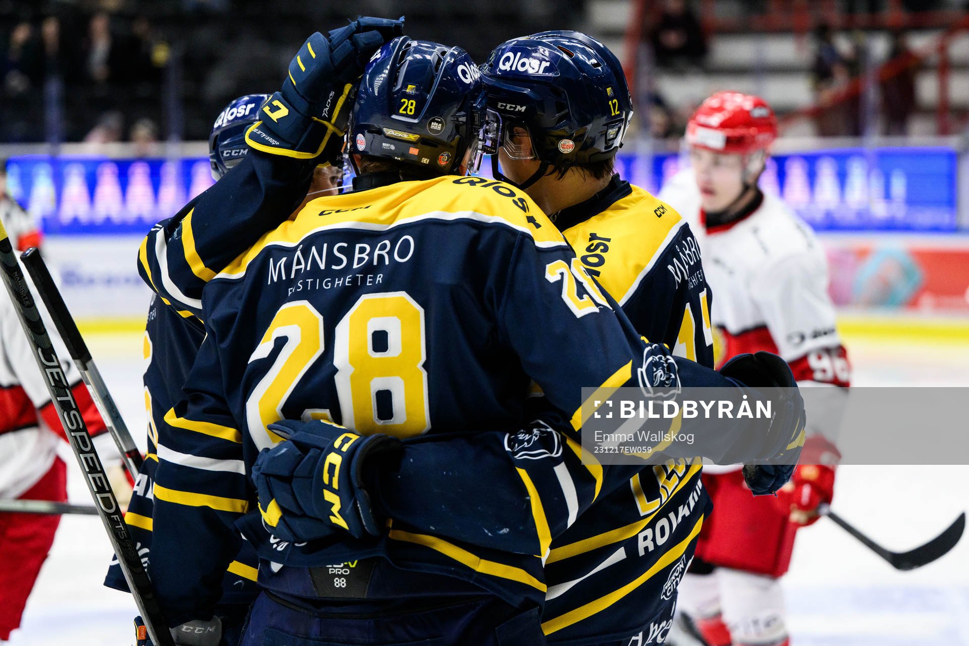 Södertäljes Viktor Liljegren jublar med lagkamrater