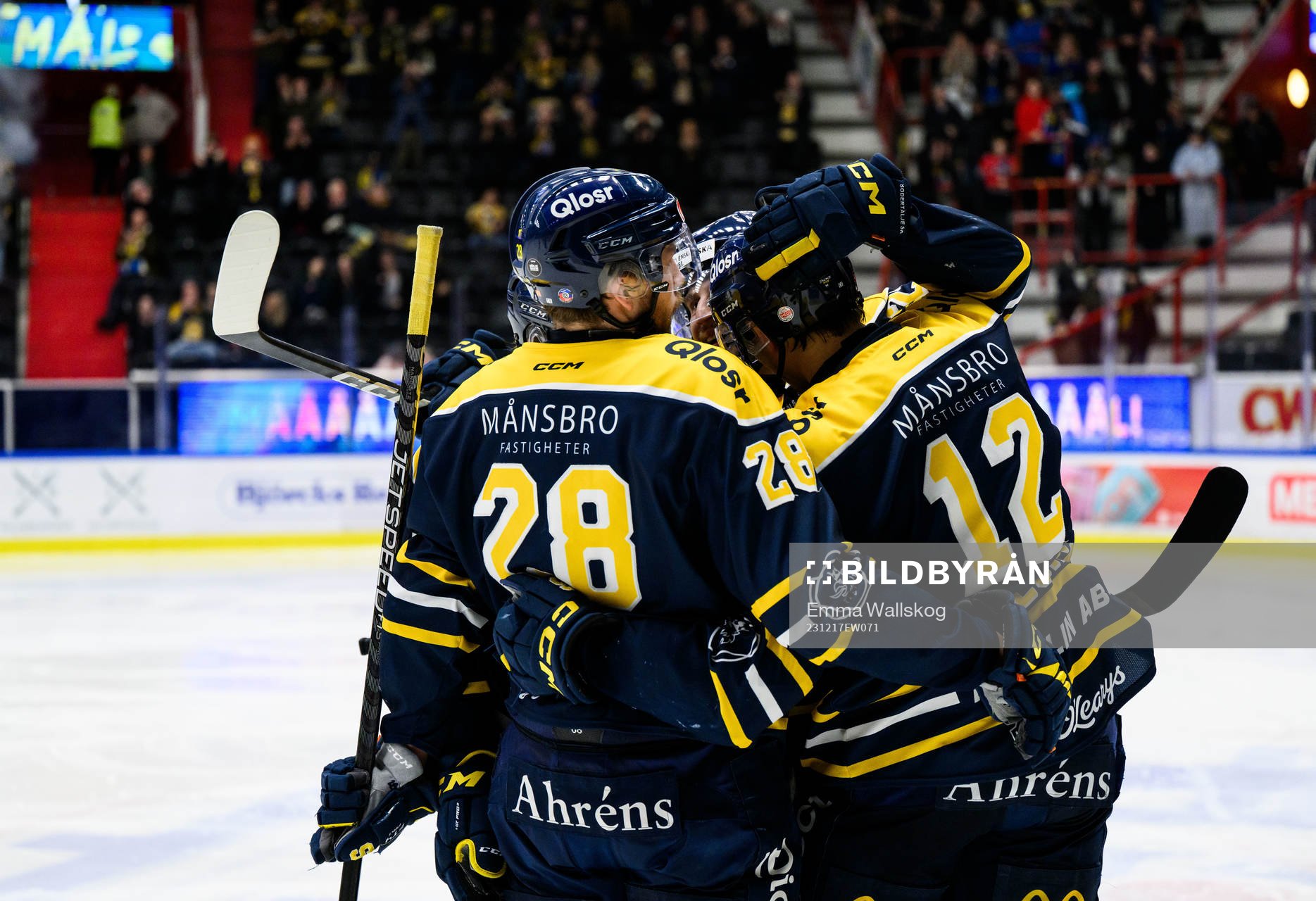 Södertäljes Viktor Liljegren jublar med lagkamrater