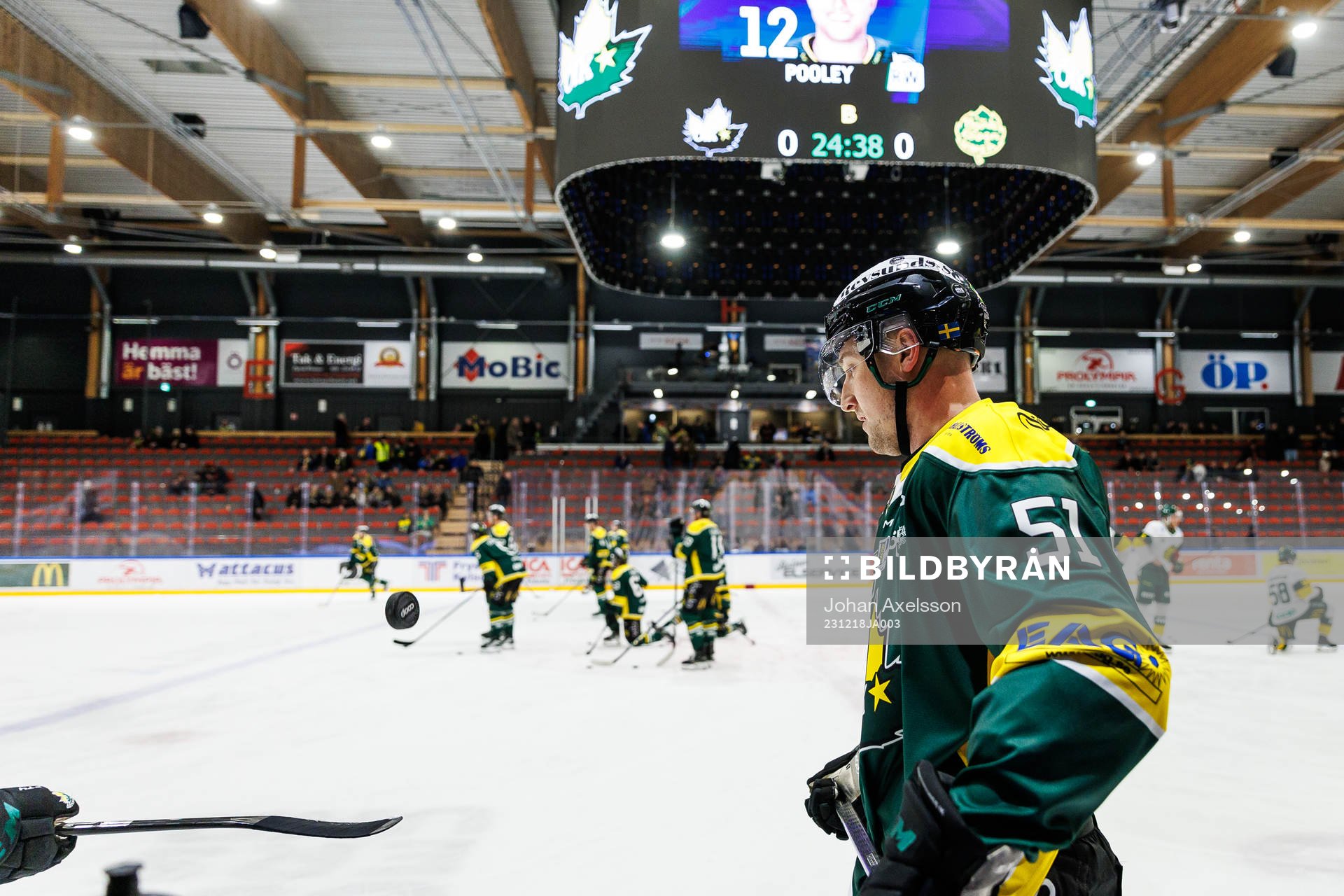 Östersunds Alexander Anderberg infö ishockeymatchen i