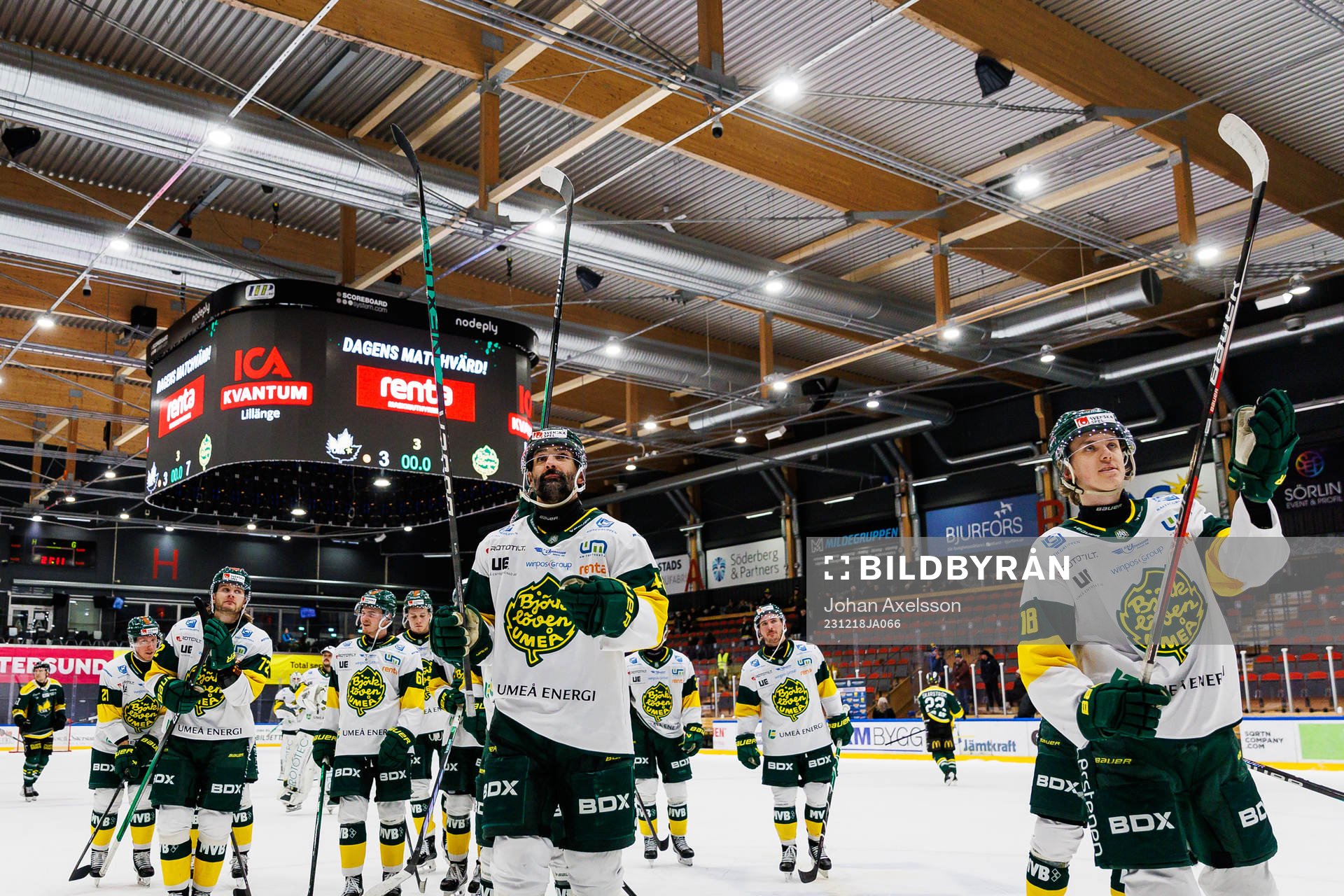 Björklövens Daniel Rahimi jublar